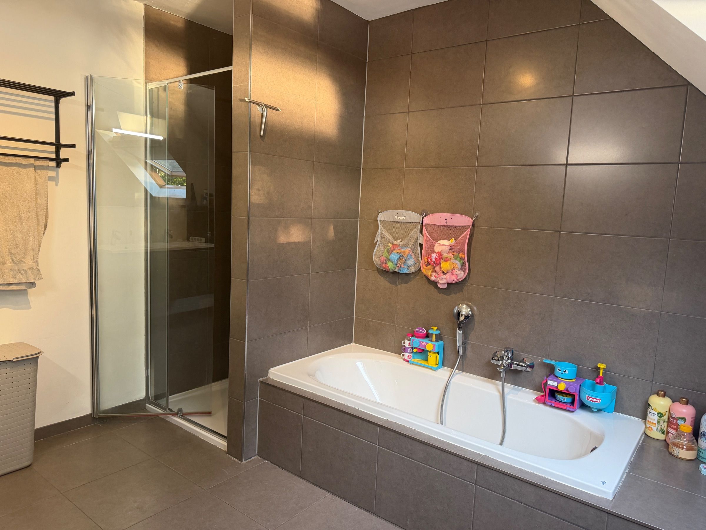 Recente halfopen bebouwing met 3 slaapkamers in woonwijk - foto 10