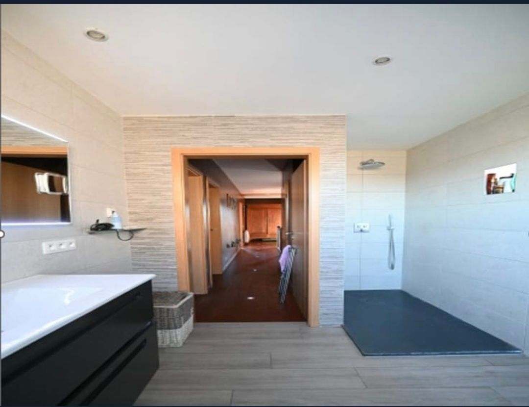 Bien unique : Volumes et luminosité : 450m2  + caves de 200m2  - foto 7