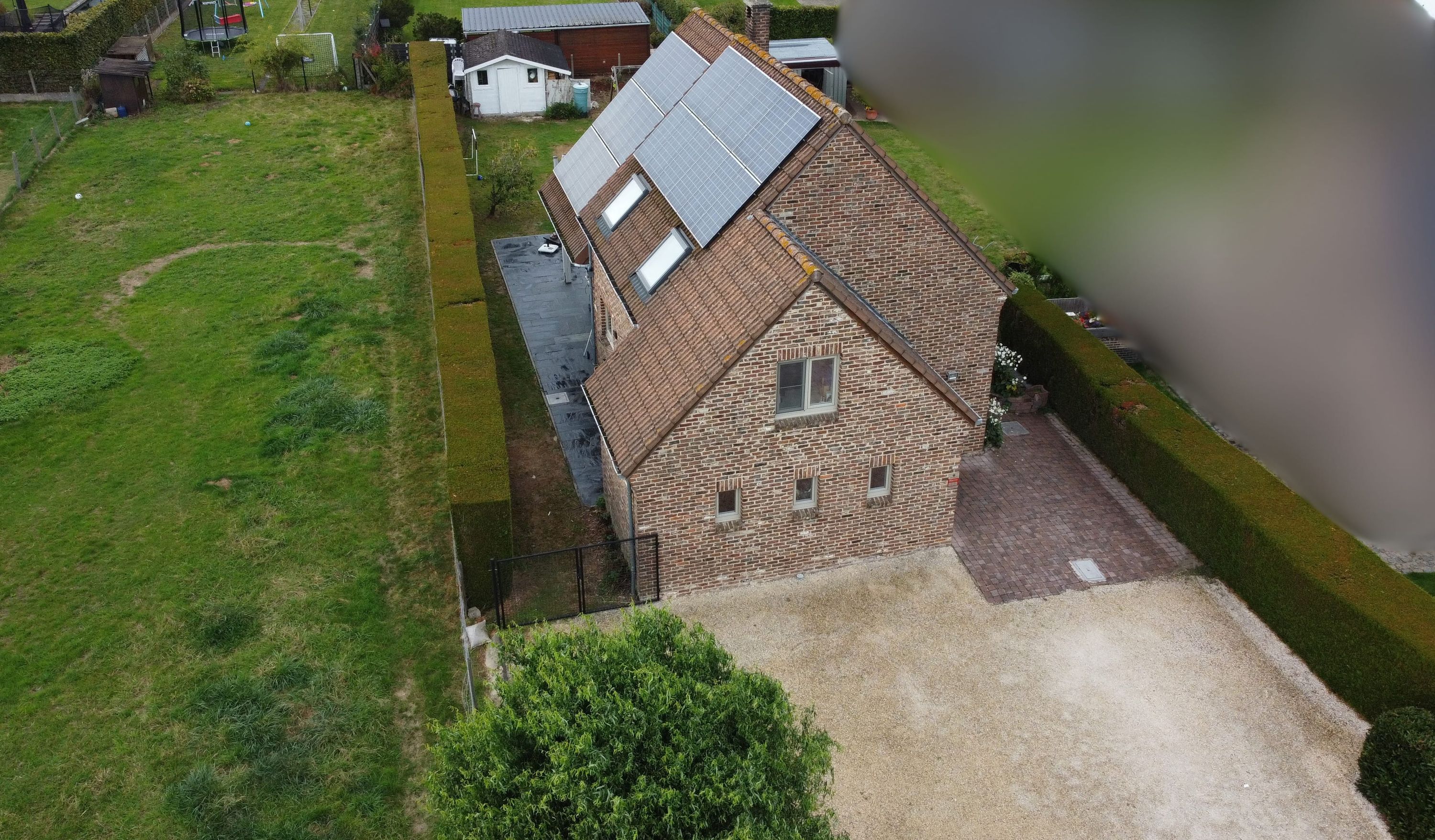 Lichtrijke instapklare villa in landelijke omgeving met tuin, garage en 4SLPK. - foto 2