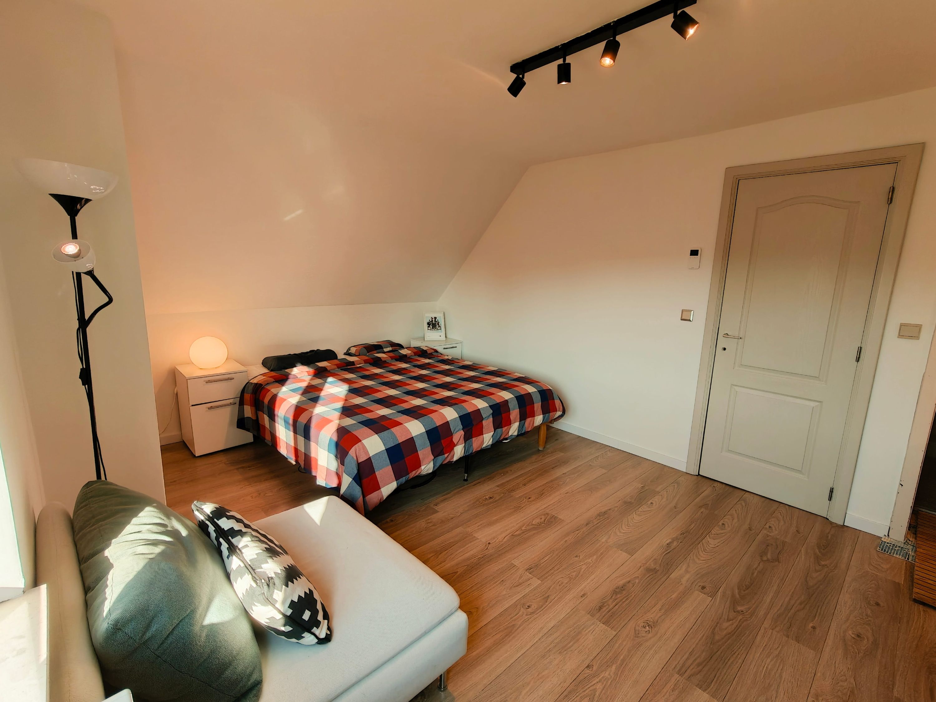 Lichtrijke instapklare villa in landelijke omgeving met tuin, garage en 4SLPK. - foto 9