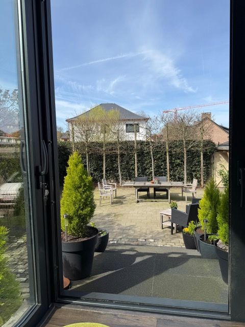 Prachtige centraal gelegen woning, halfopen bebouwing. 3 slpk,airco,zonnepanelen - foto 2