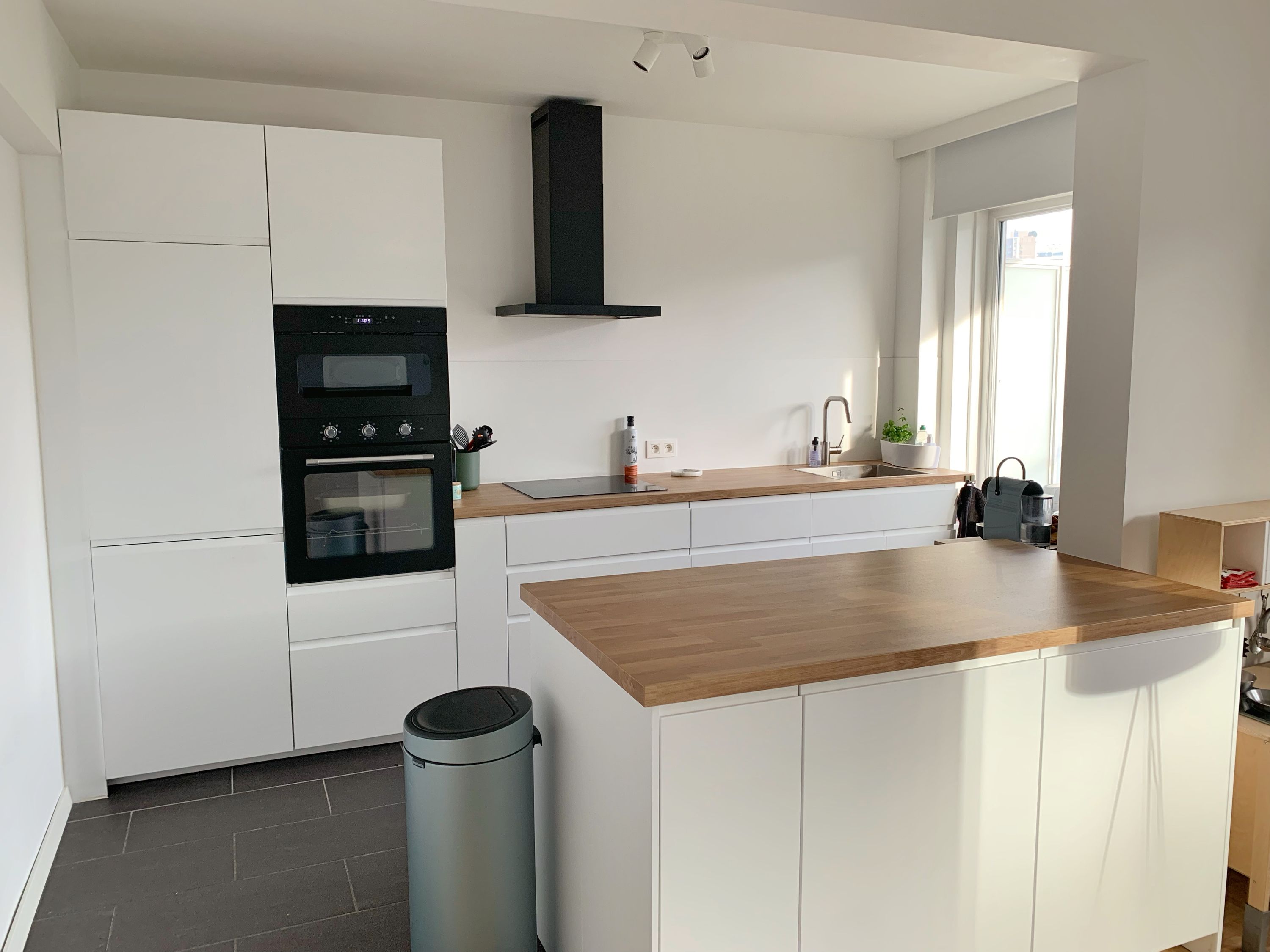 Volledig gerenoveerd 3 slaapkamer hoekappartement op toplocatie - foto 2