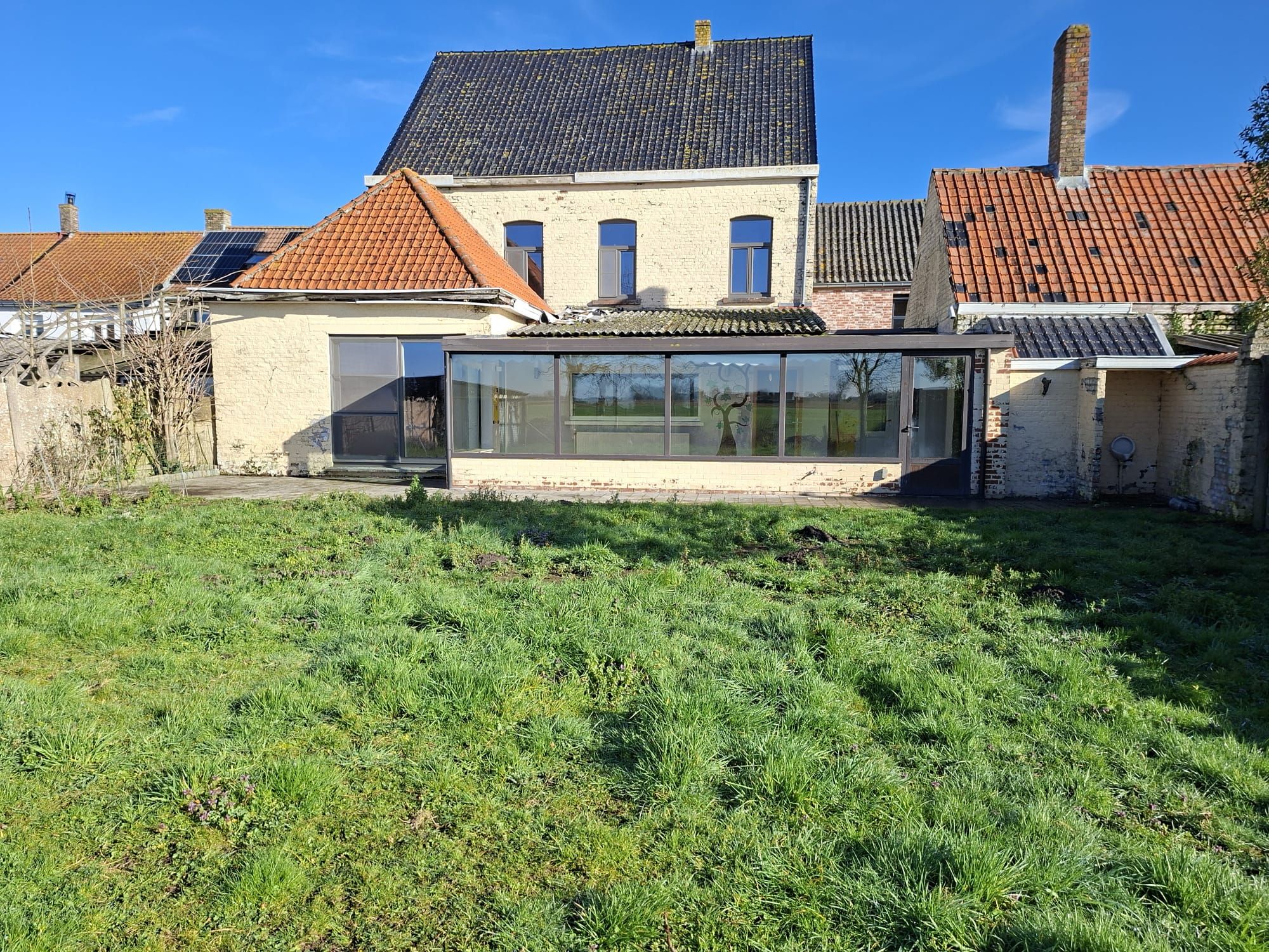 Charmante rijwoning met authentieke elementen en 6 slaapkamers en tuin - foto 5