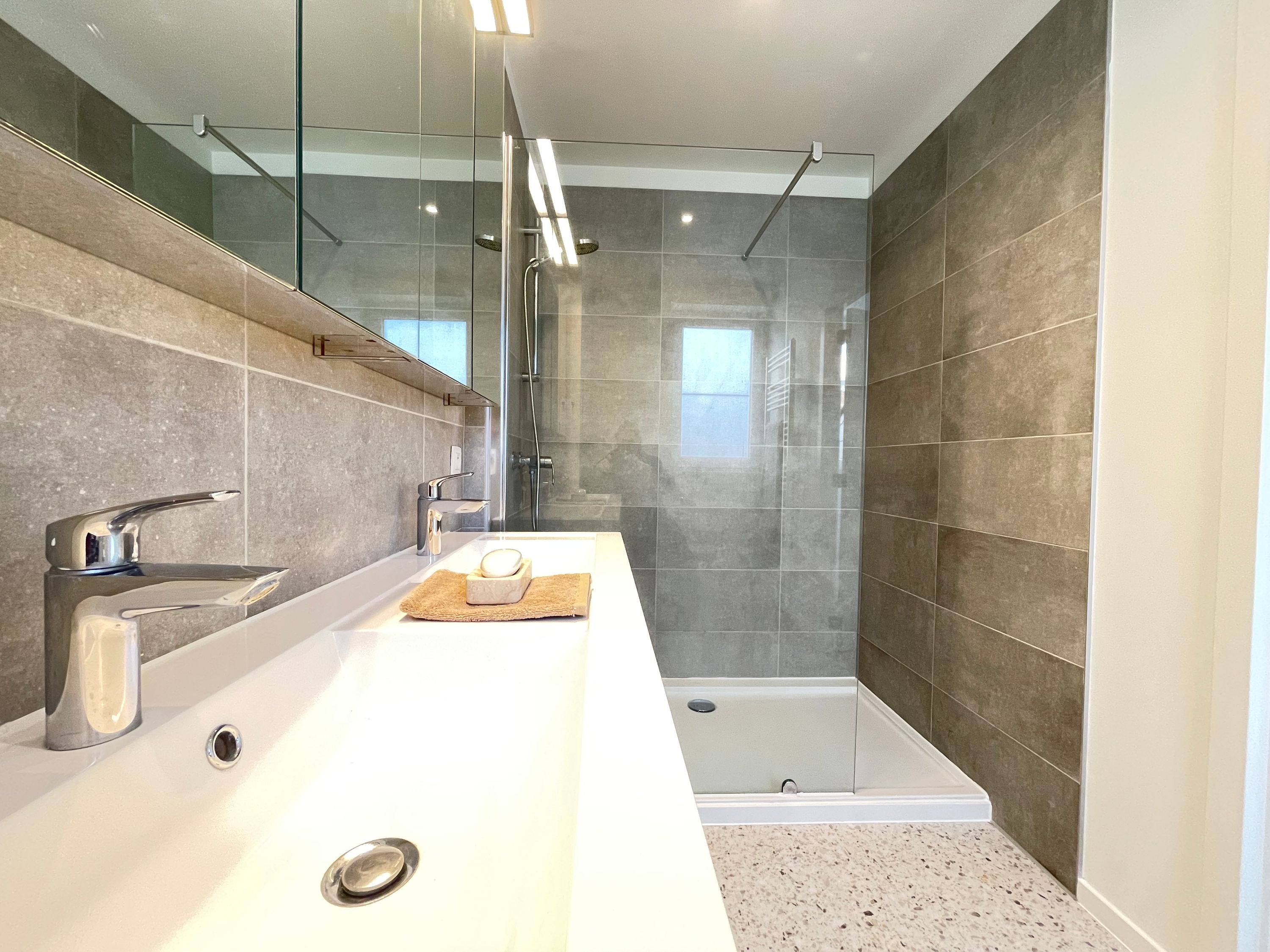 Instapklare, volledig gerenoveerde woning met oostgericht terras, op slechts 400 - foto 3