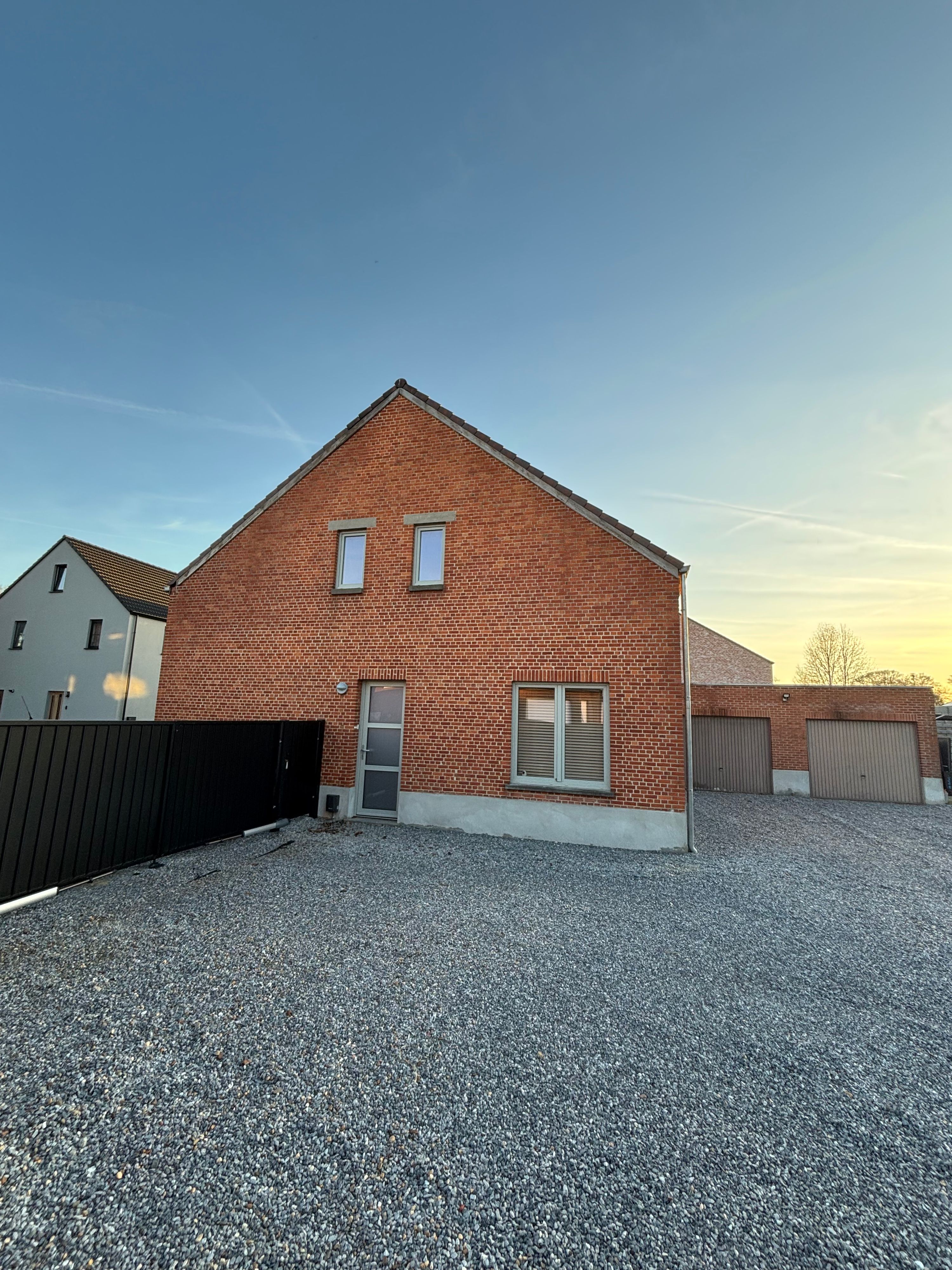 Ruime recent gerenoveerde woning in Koersel/ Beringen met grote tuin - foto 3