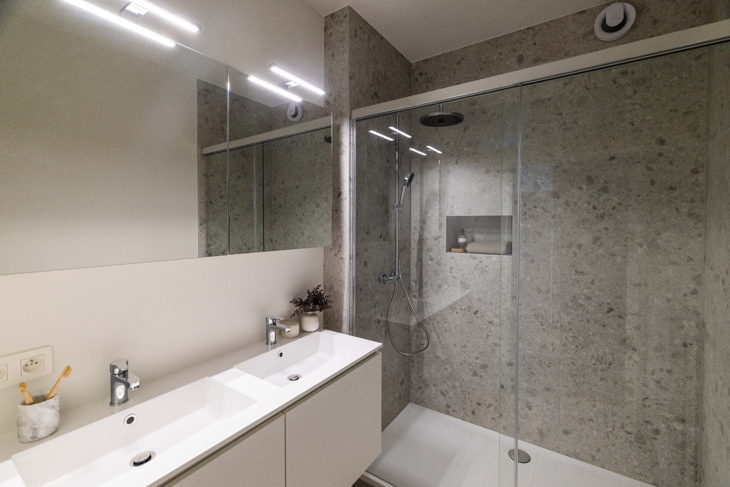 Instapklaar en lichtrijk 3-slaapkamerappartement in Berchem - foto 6