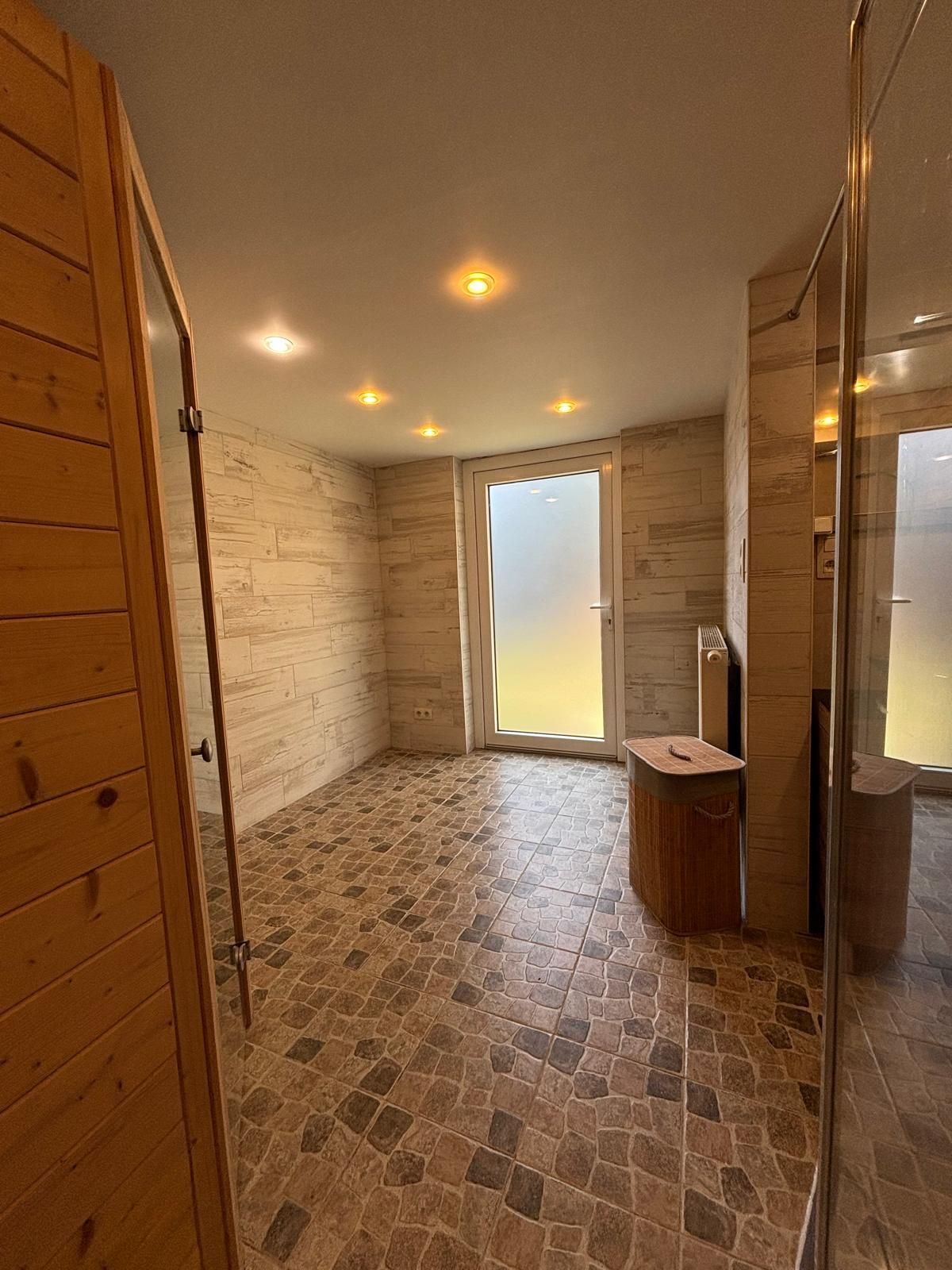 Bel-etage met 4 slpkamers, 2 badkamers, tuin en garage te Ekeren - foto 4