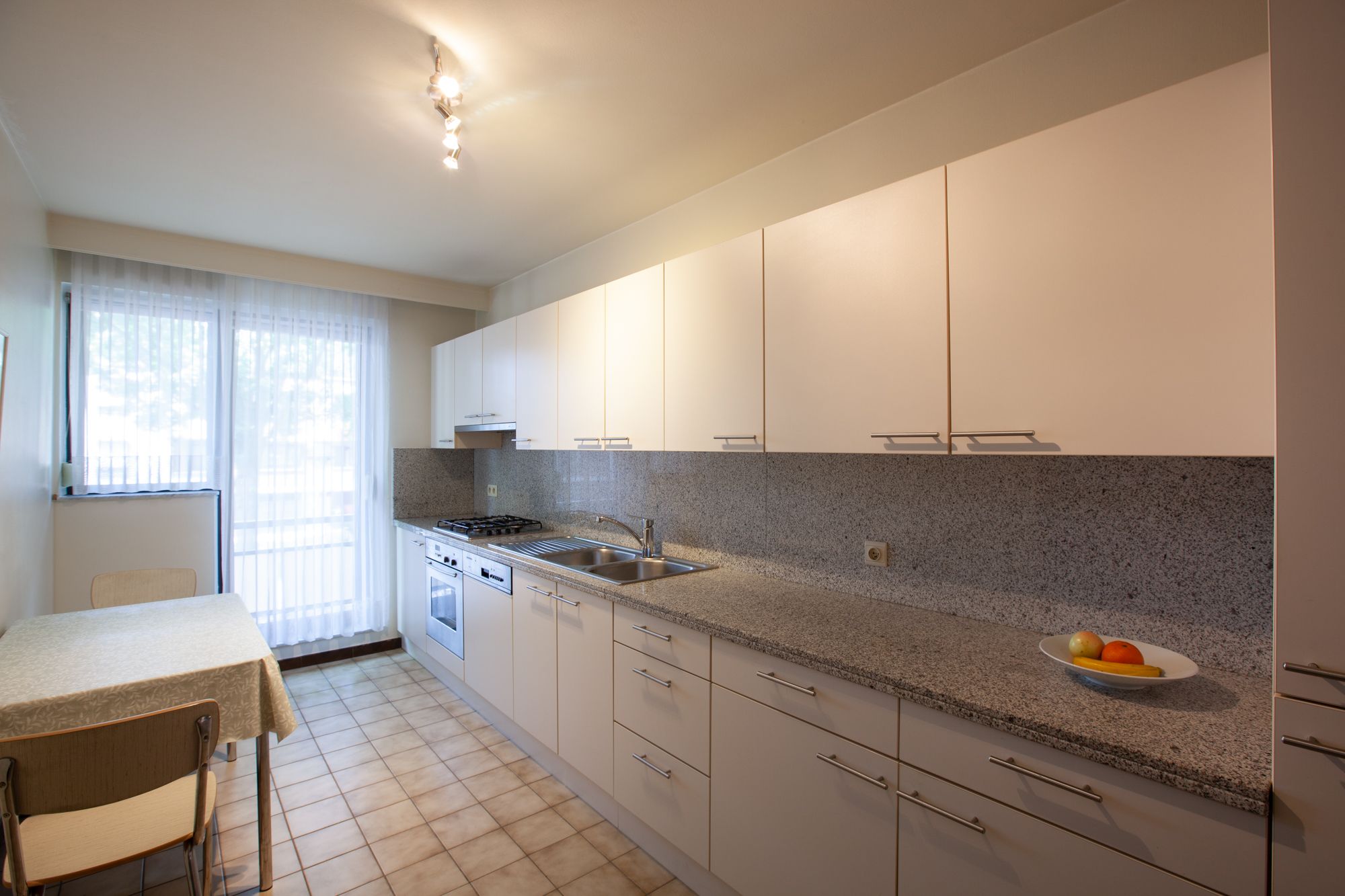 Ruim appartement met 3 slaapkamers en een inpandige garage - foto 8
