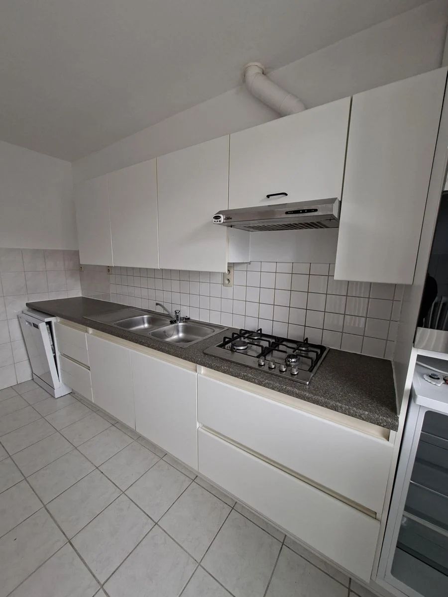 Ruim, lichtrijk, rustig en deels gerenoveerd appartement vlakbij zee! - foto 8