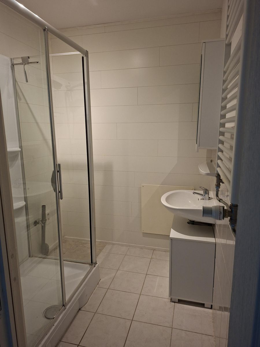 Ruim, lichtrijk, rustig en deels gerenoveerd appartement vlakbij zee! - foto 16