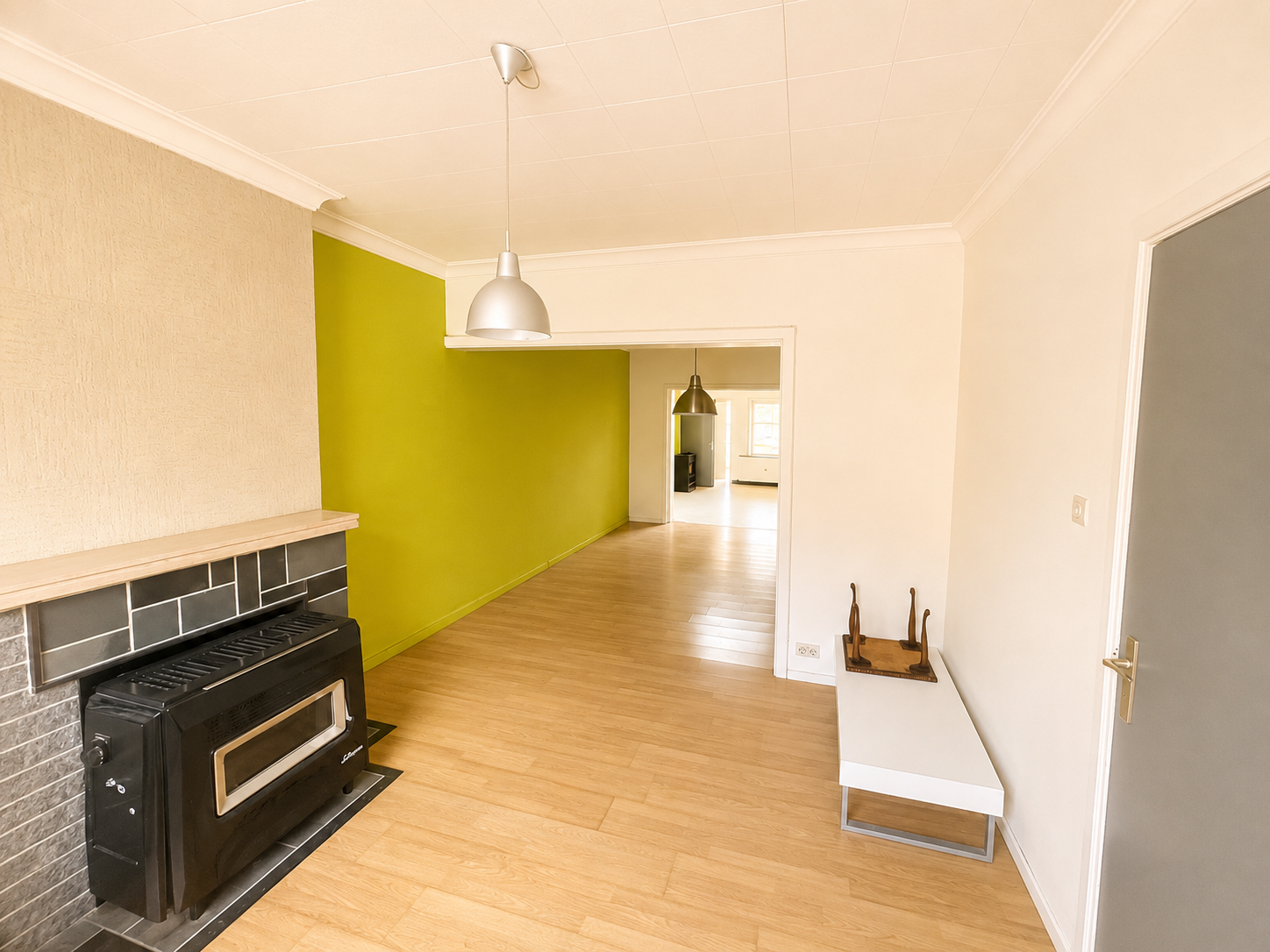 Ruime rijwoning met garage, tuin en veel renovatiepotentieel - foto 2