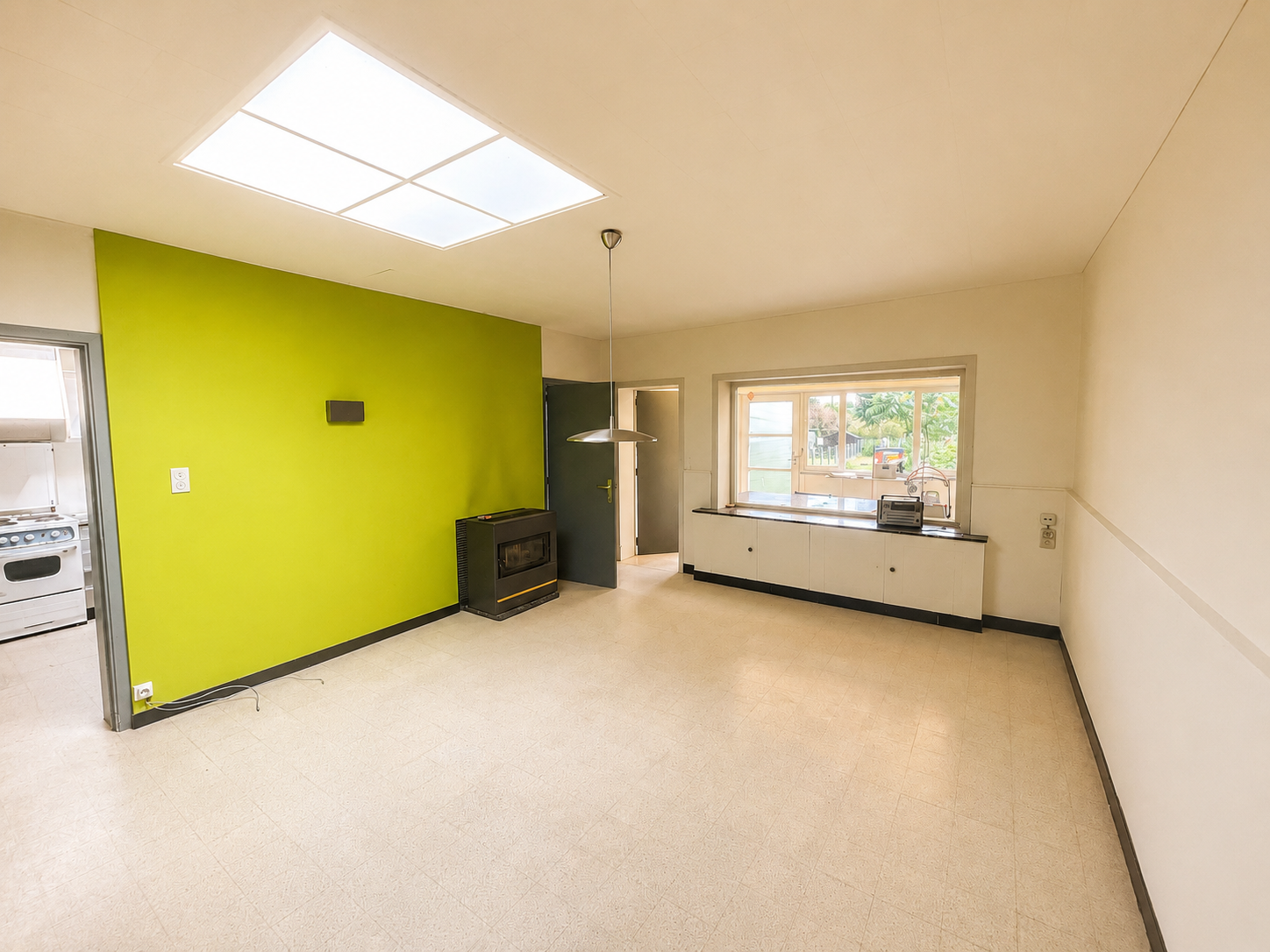 Ruime rijwoning met garage, tuin en veel renovatiepotentieel - foto 3