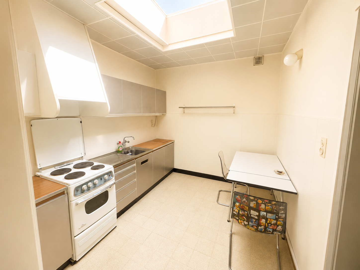 Ruime rijwoning met garage, tuin en veel renovatiepotentieel - foto 4