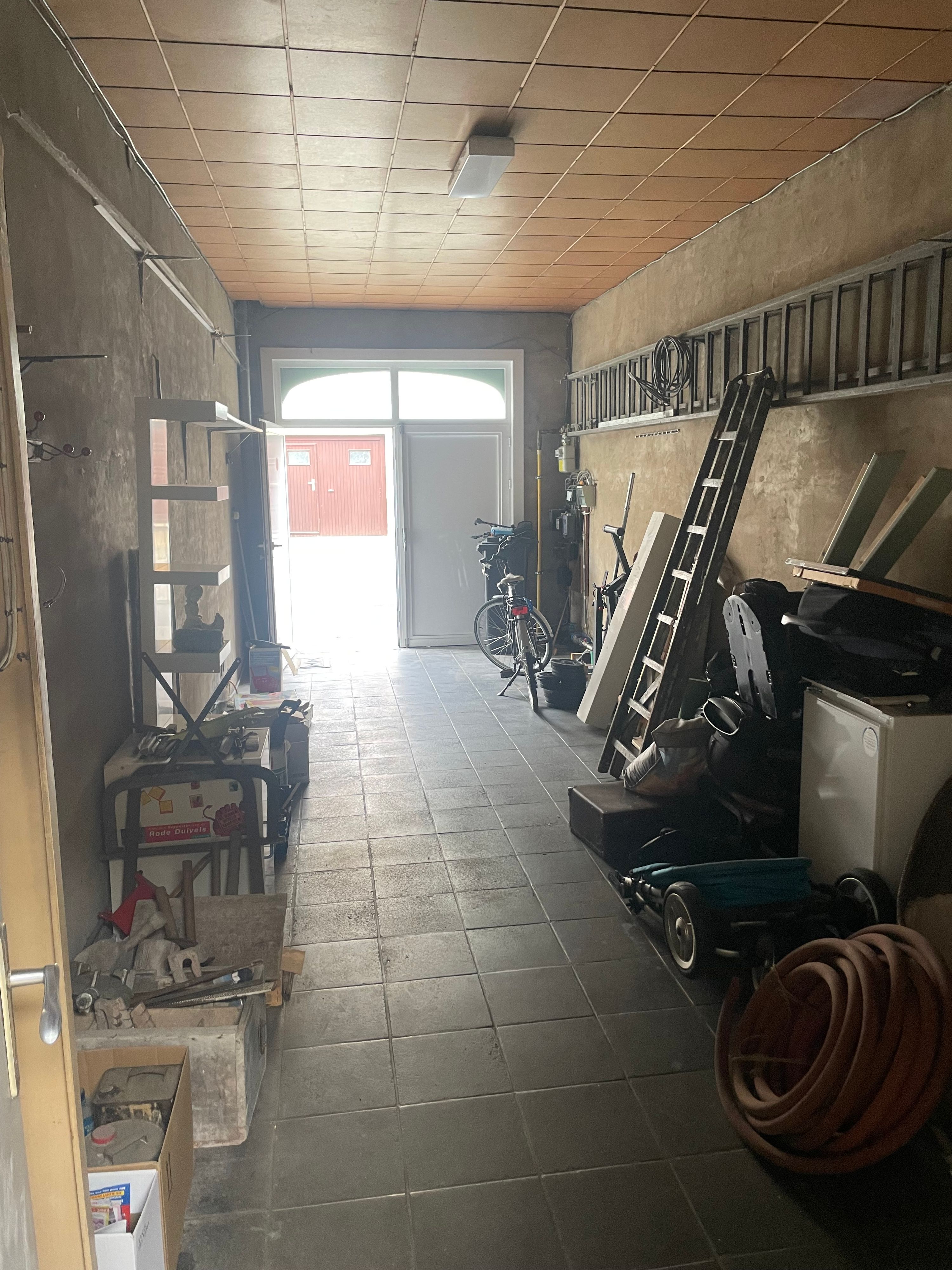 Ruime rijwoning met garage, tuin en veel renovatiepotentieel - foto 6