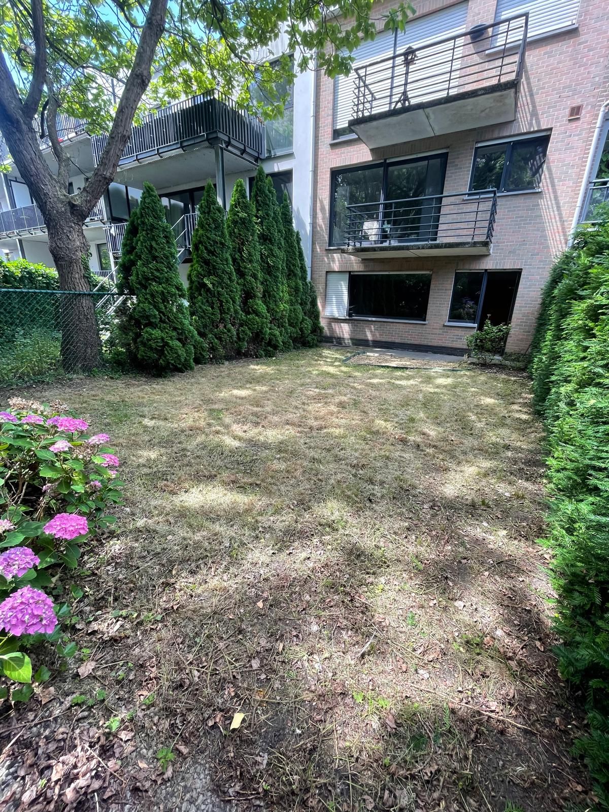 Ruim confortabel appartement met privé binnenhuis parking en  zonnige tuin - foto 3