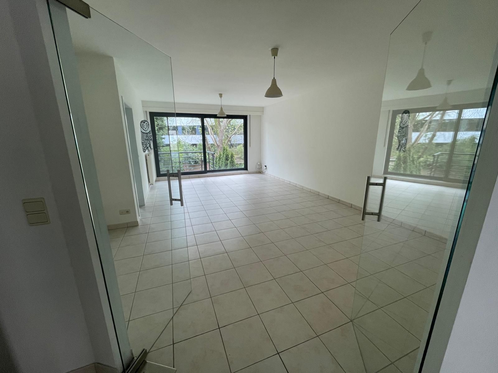 Ruim confortabel appartement met privé binnenhuis parking en  zonnige tuin - foto 6