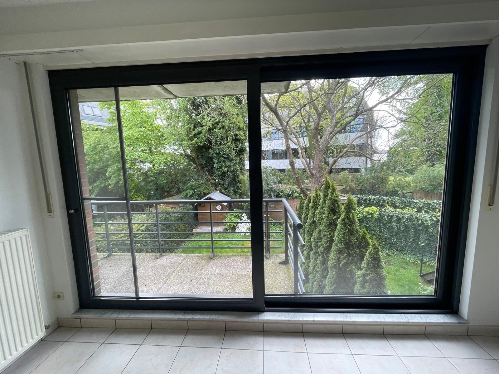 Ruim confortabel appartement met privé binnenhuis parking en  zonnige tuin - foto 5