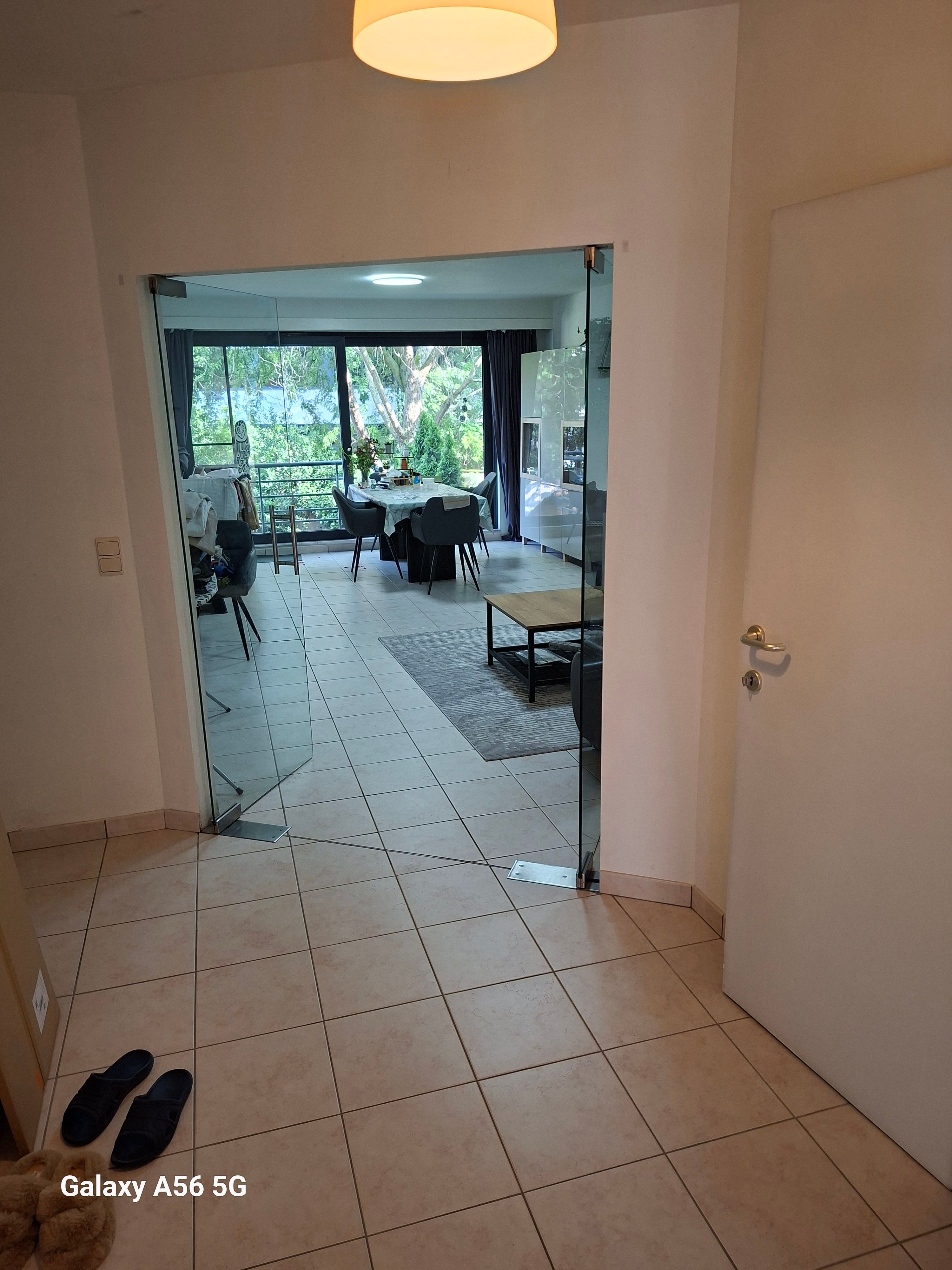 Ruim confortabel appartement met privé binnenhuis parking en  zonnige tuin - foto 8