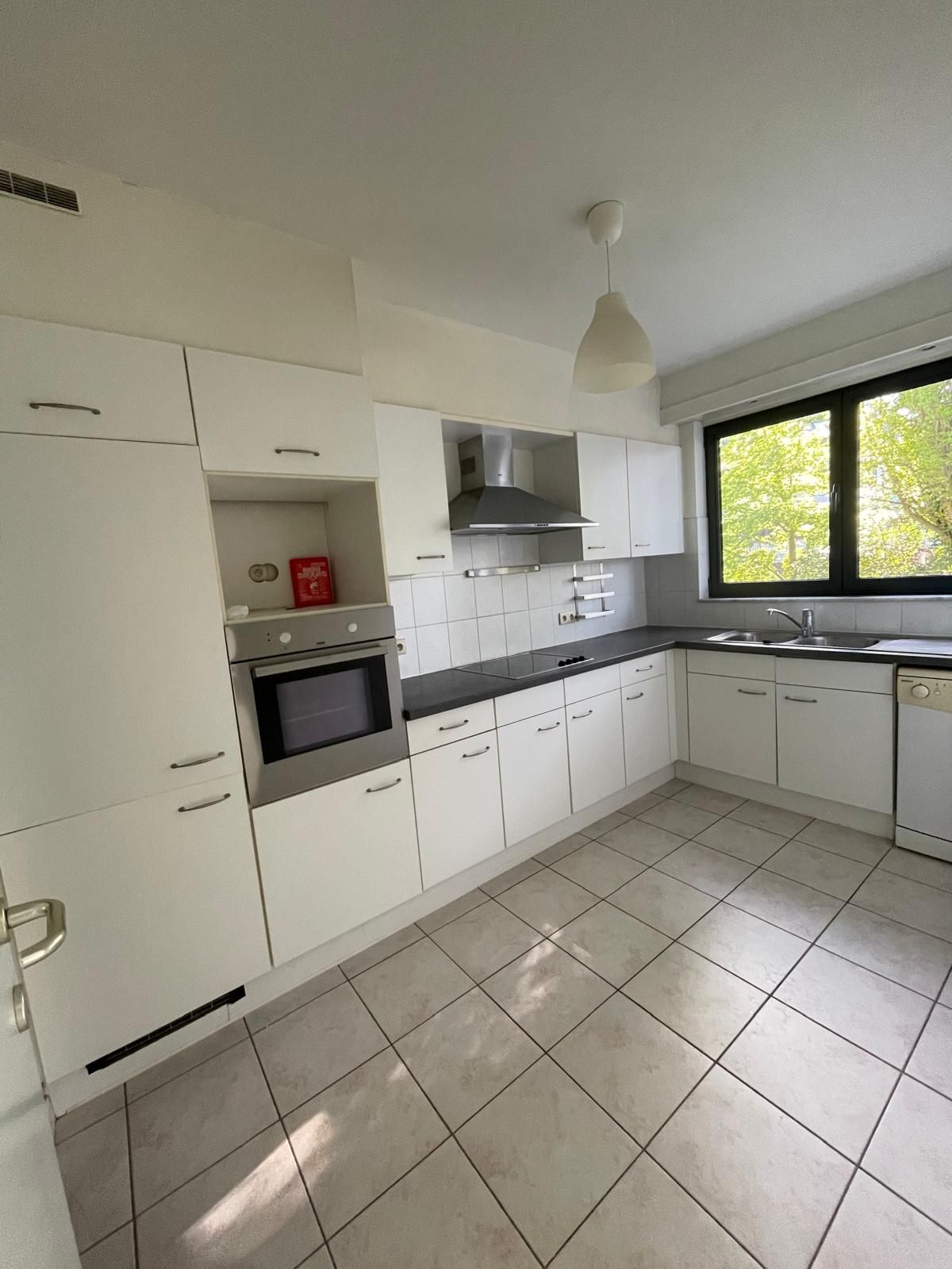 Ruim confortabel appartement met privé binnenhuis parking en  zonnige tuin - foto 12