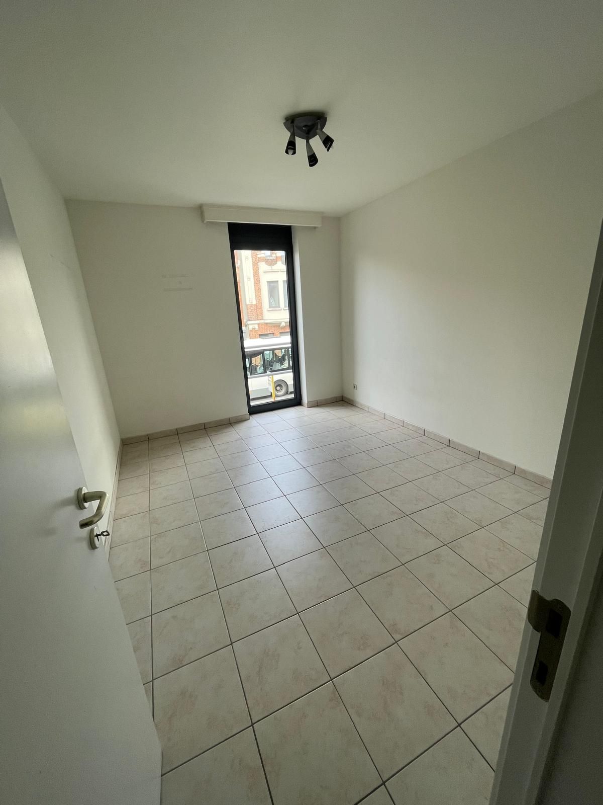 Ruim confortabel appartement met privé binnenhuis parking en  zonnige tuin - foto 18
