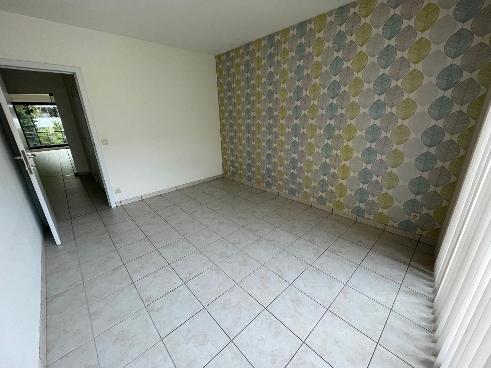 Ruim confortabel appartement met privé binnenhuis parking en  zonnige tuin - foto 17