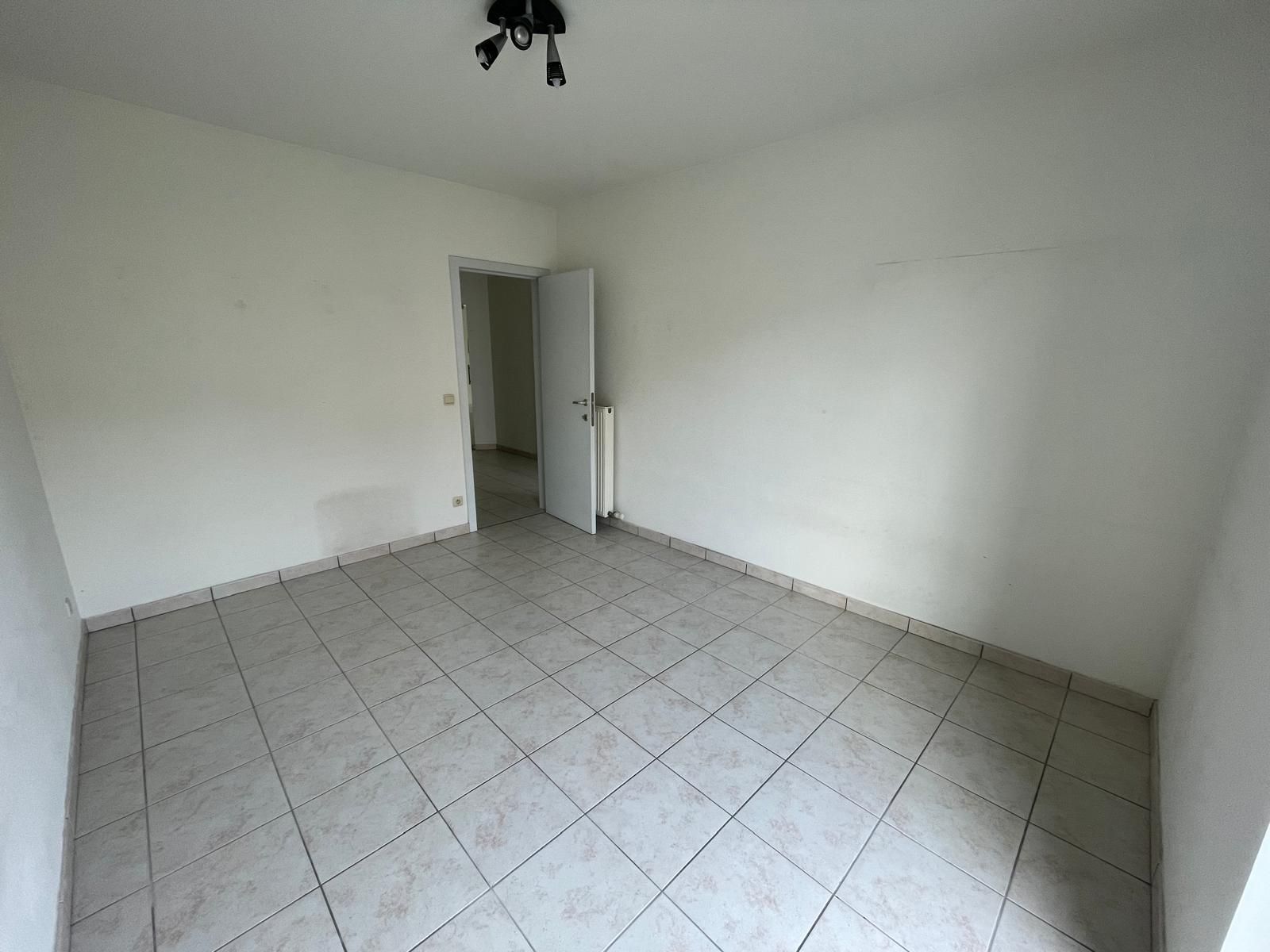 Ruim confortabel appartement met privé binnenhuis parking en  zonnige tuin - foto 19