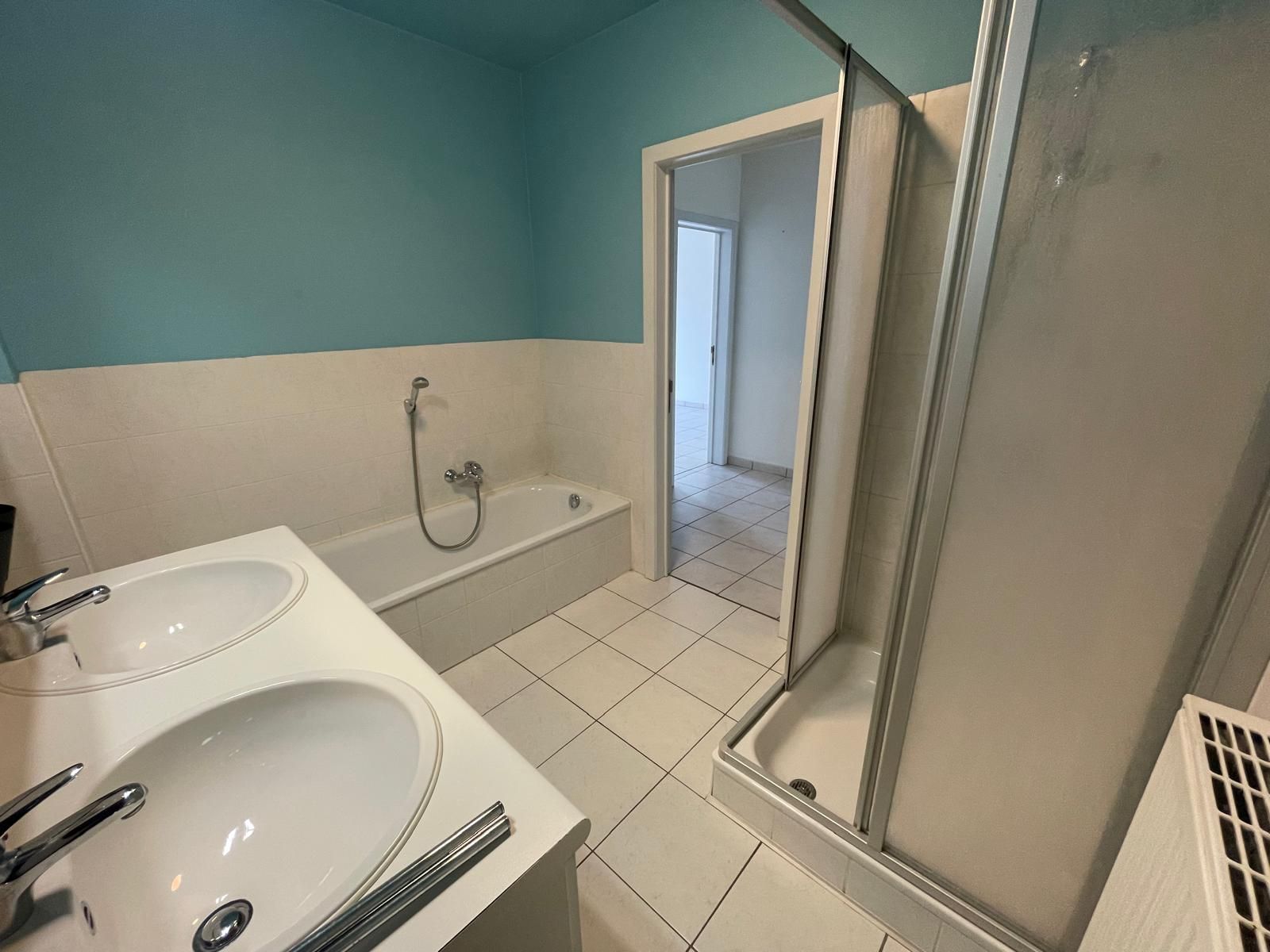 Ruim confortabel appartement met privé binnenhuis parking en  zonnige tuin - foto 22