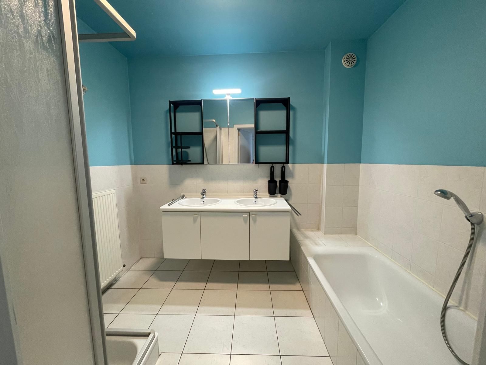 Ruim confortabel appartement met privé binnenhuis parking en  zonnige tuin - foto 25