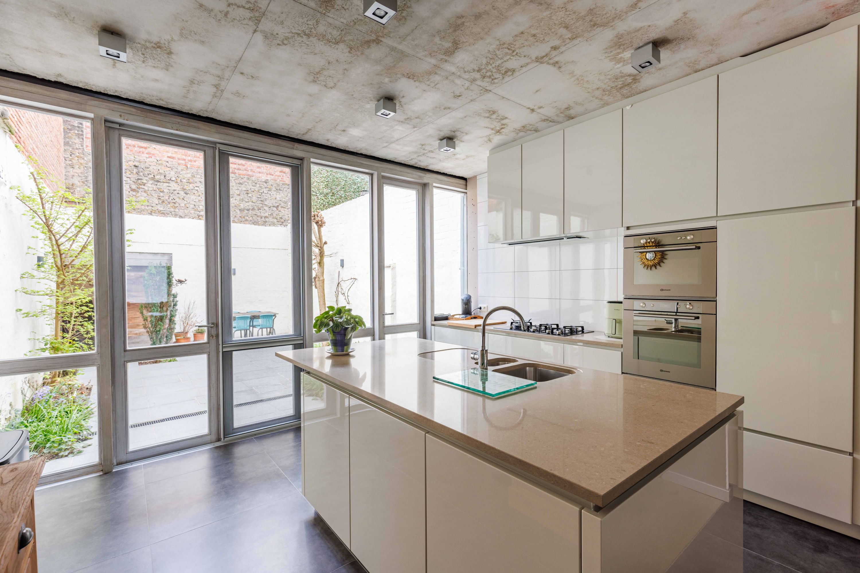 Stijlvol gerenoveerde woning in de wijk Christus-Koning. - foto 3