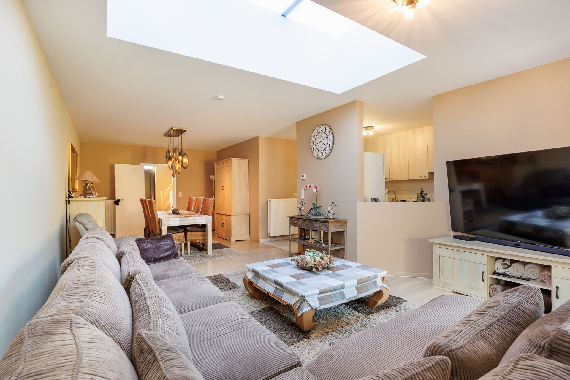 Extreem ruime woning in een kindvriendelijke buurt, top onderhouden - foto 2