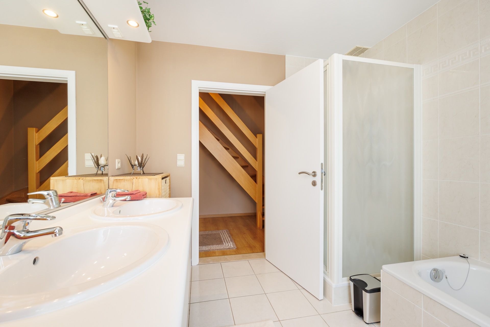 Extreem ruime woning in een kindvriendelijke buurt, top onderhouden - foto 9