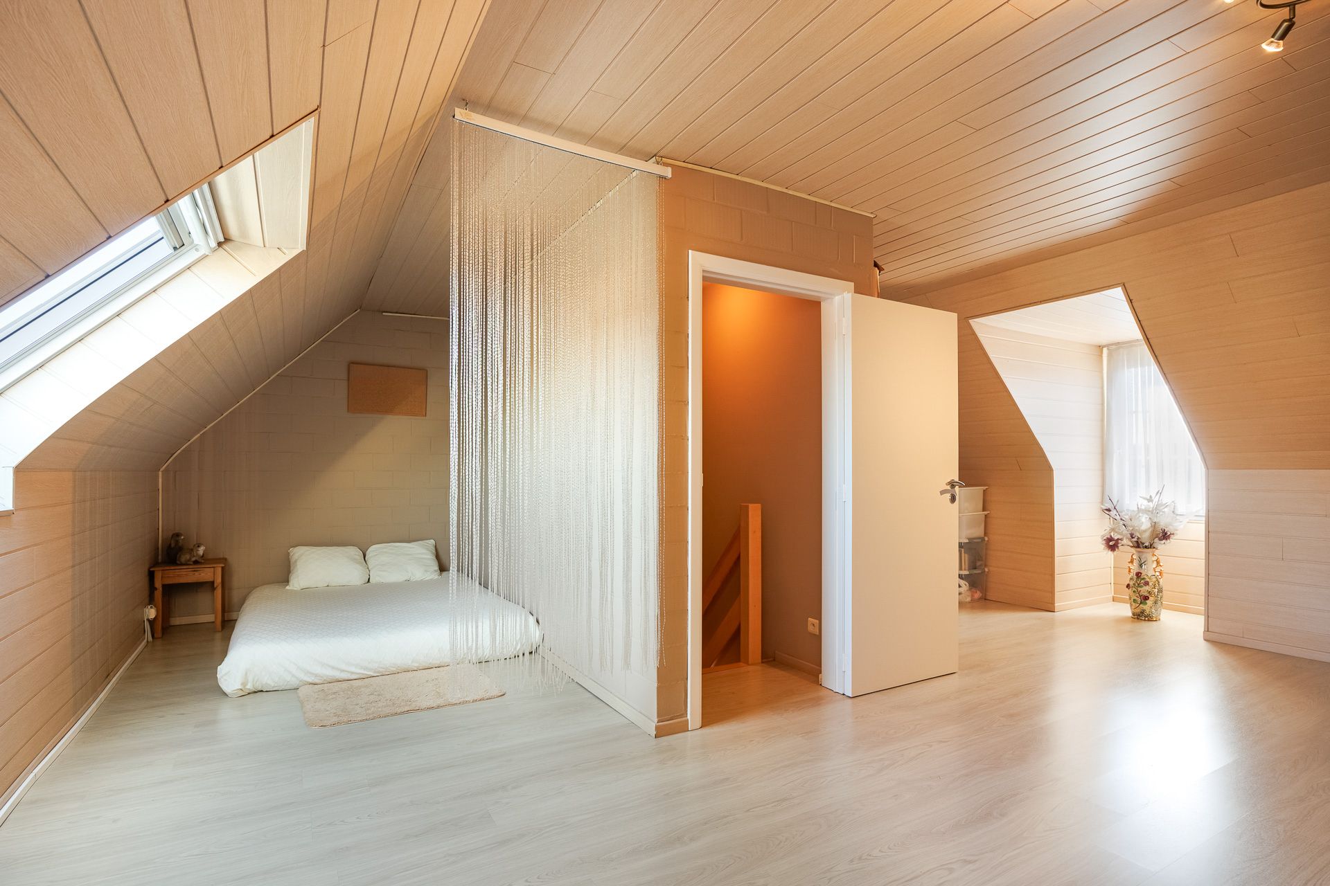 Extreem ruime woning in een kindvriendelijke buurt, top onderhouden - foto 10