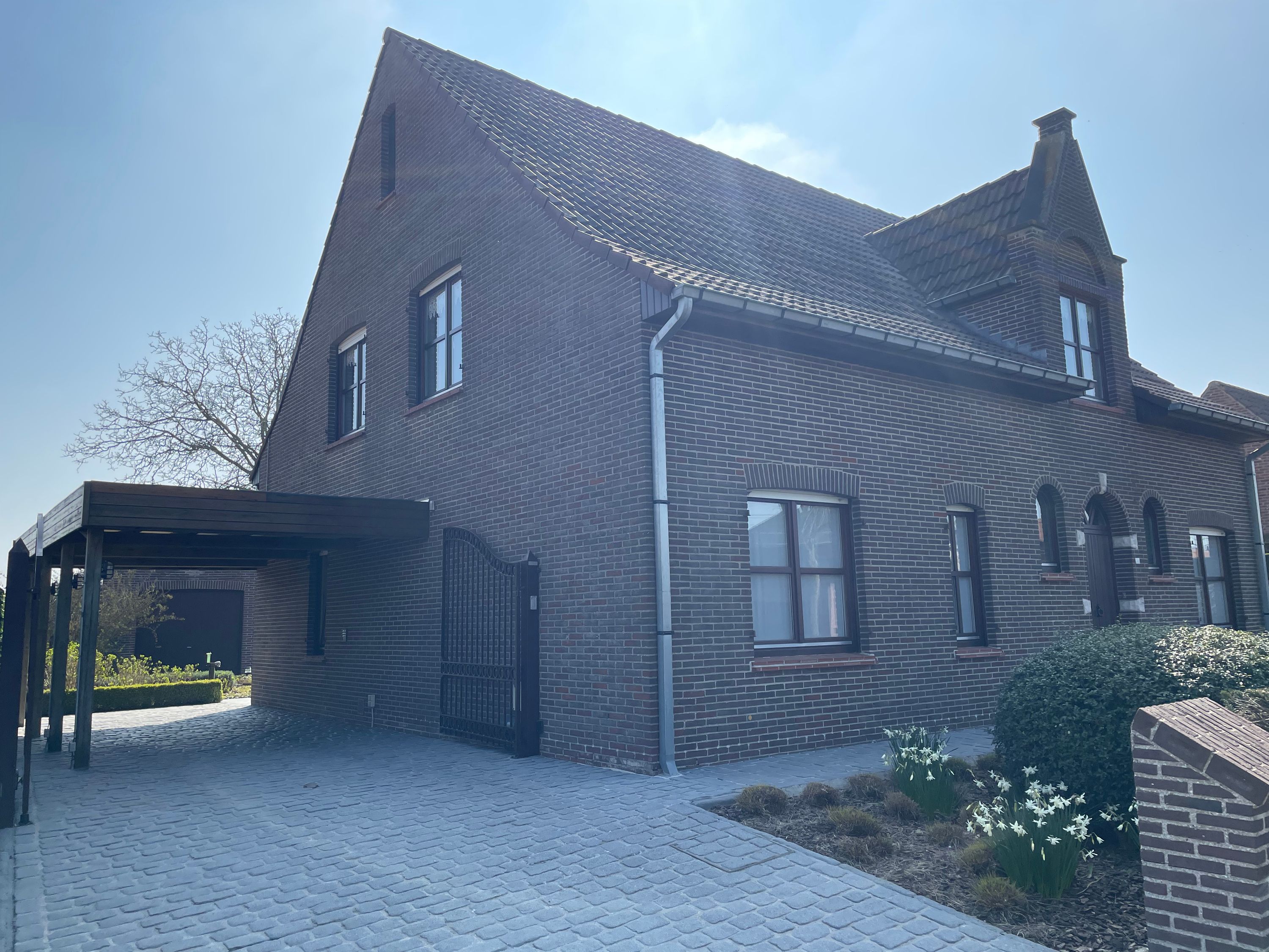 Alleenstaande goedgelegen gerenoveerde gezinswoning met zongerichte tuin - foto 3