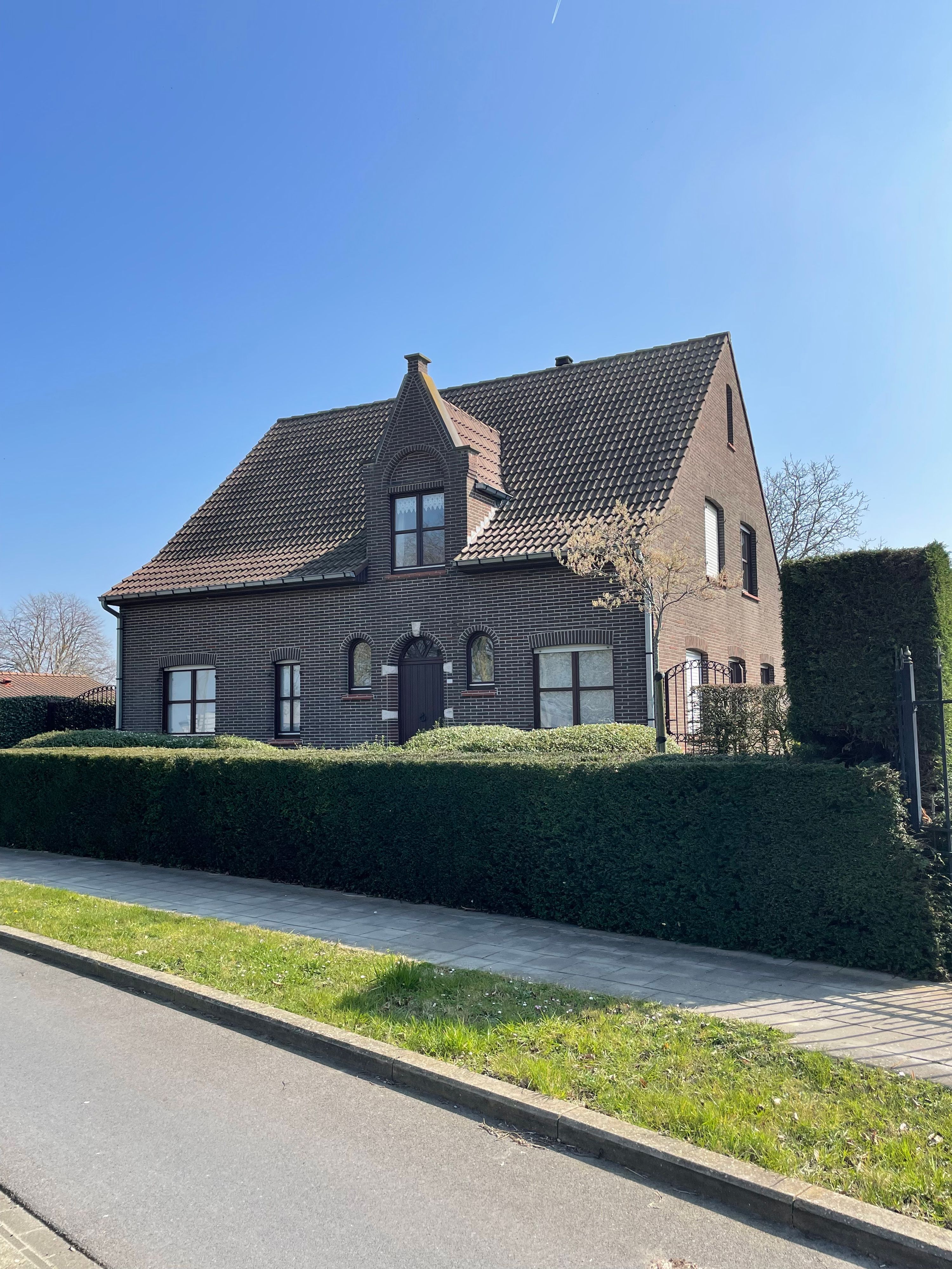 Alleenstaande goedgelegen gerenoveerde gezinswoning met zongerichte tuin - foto 2