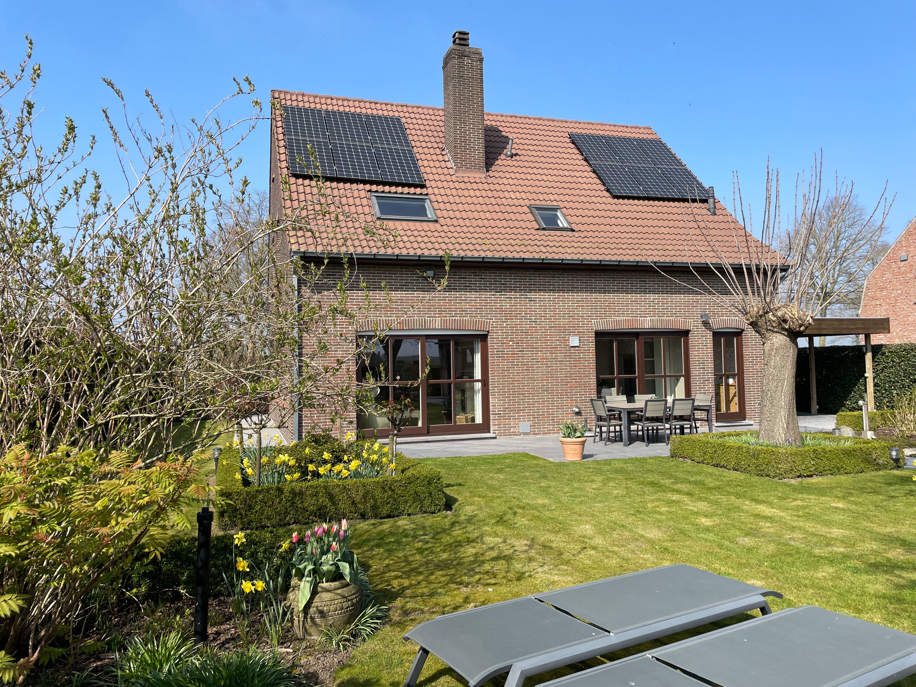 Alleenstaande goedgelegen gerenoveerde gezinswoning met zongerichte tuin - foto 4