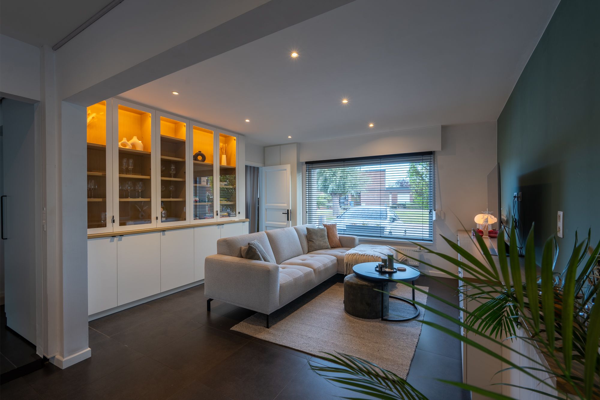 Gerenoveerde woning met 2 slpk, 2 garages & zonnepanelen - foto 2