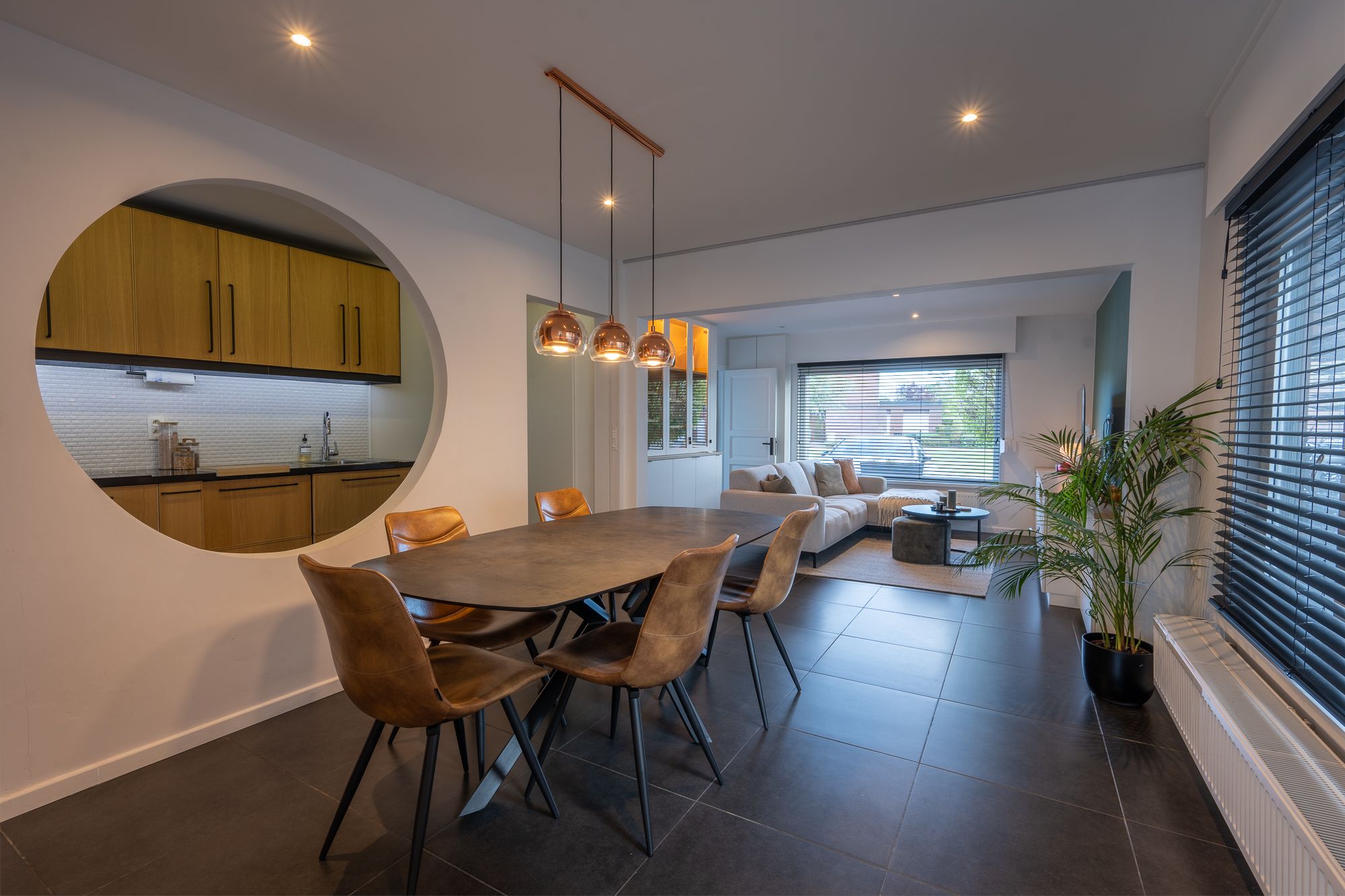 Gerenoveerde woning met 2 slpk, 2 garages & zonnepanelen - foto 3