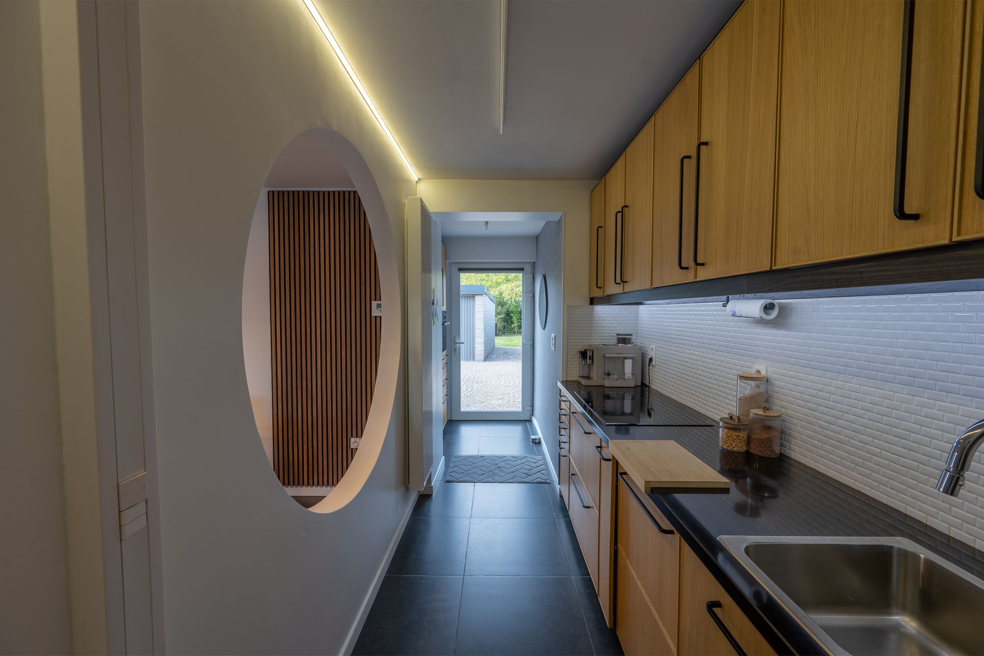 Gerenoveerde woning met 2 slpk, 2 garages & zonnepanelen - foto 4