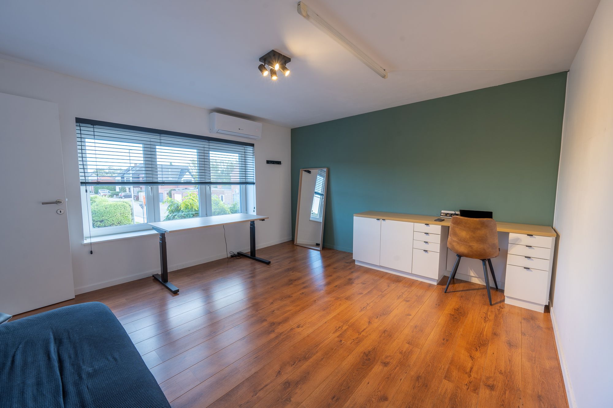 Gerenoveerde woning met 2 slpk, 2 garages & zonnepanelen - foto 6