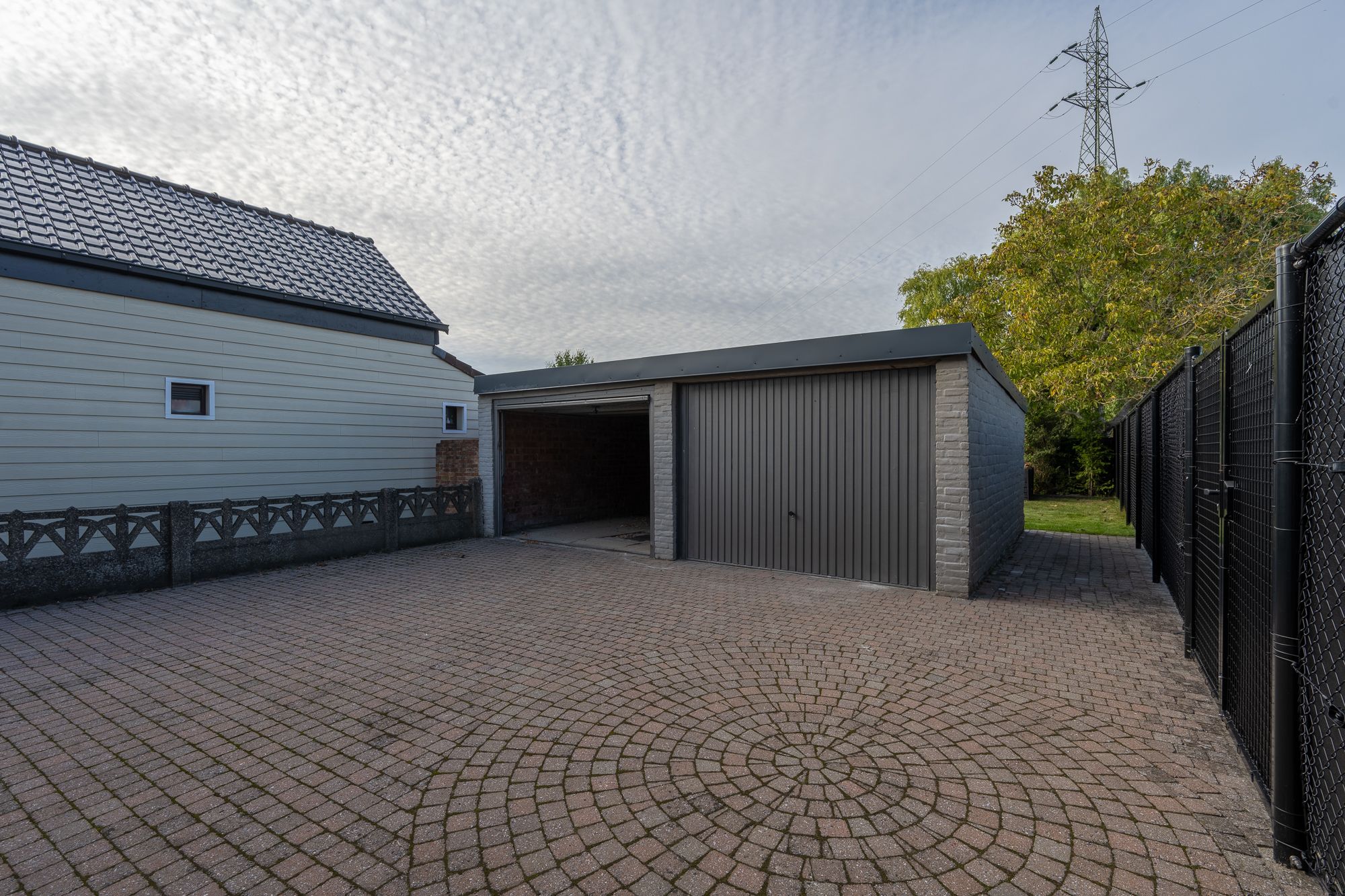 Gerenoveerde woning met 2 slpk, 2 garages & zonnepanelen - foto 9