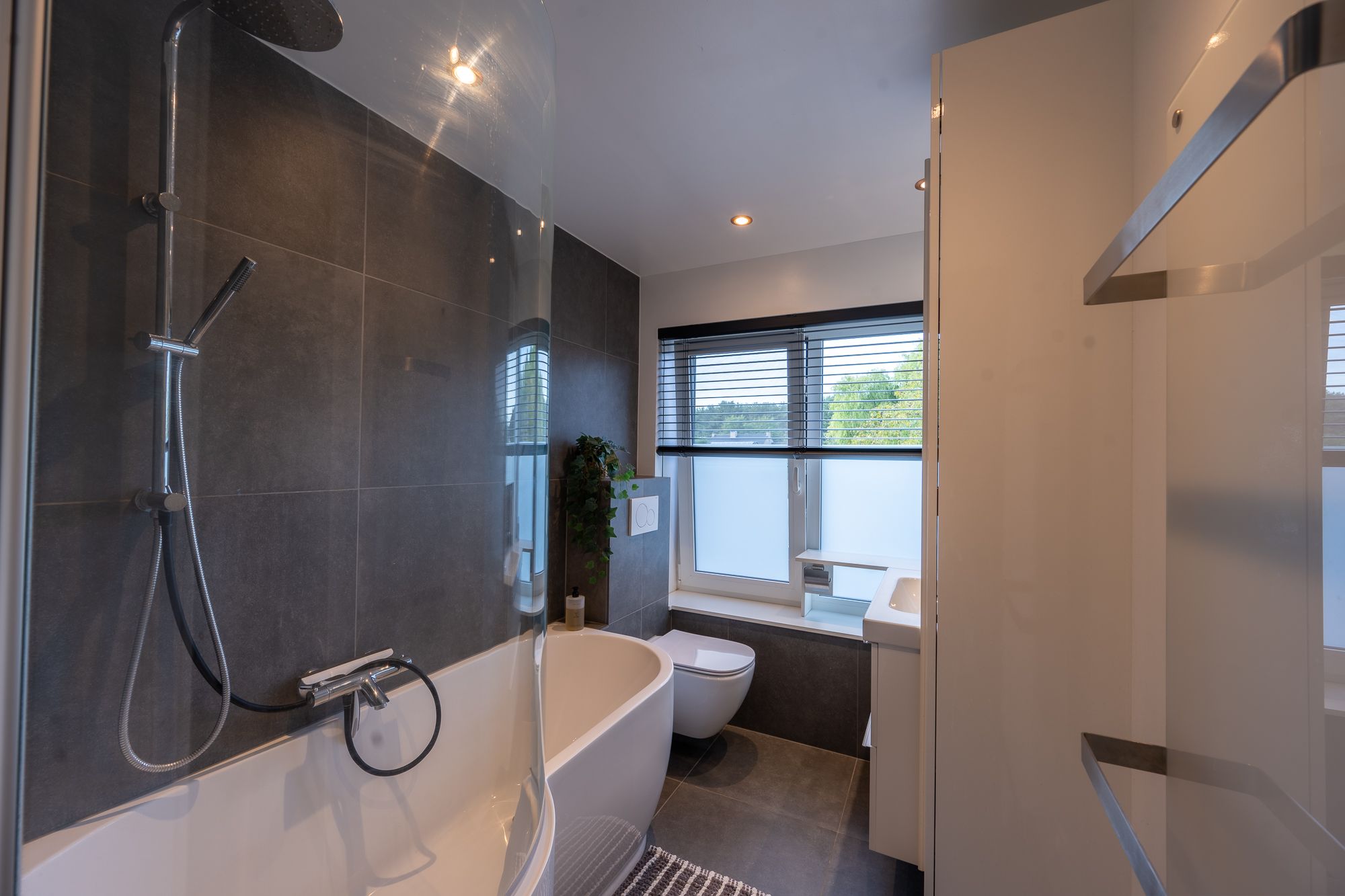 Gerenoveerde woning met 2 slpk, 2 garages & zonnepanelen - foto 10