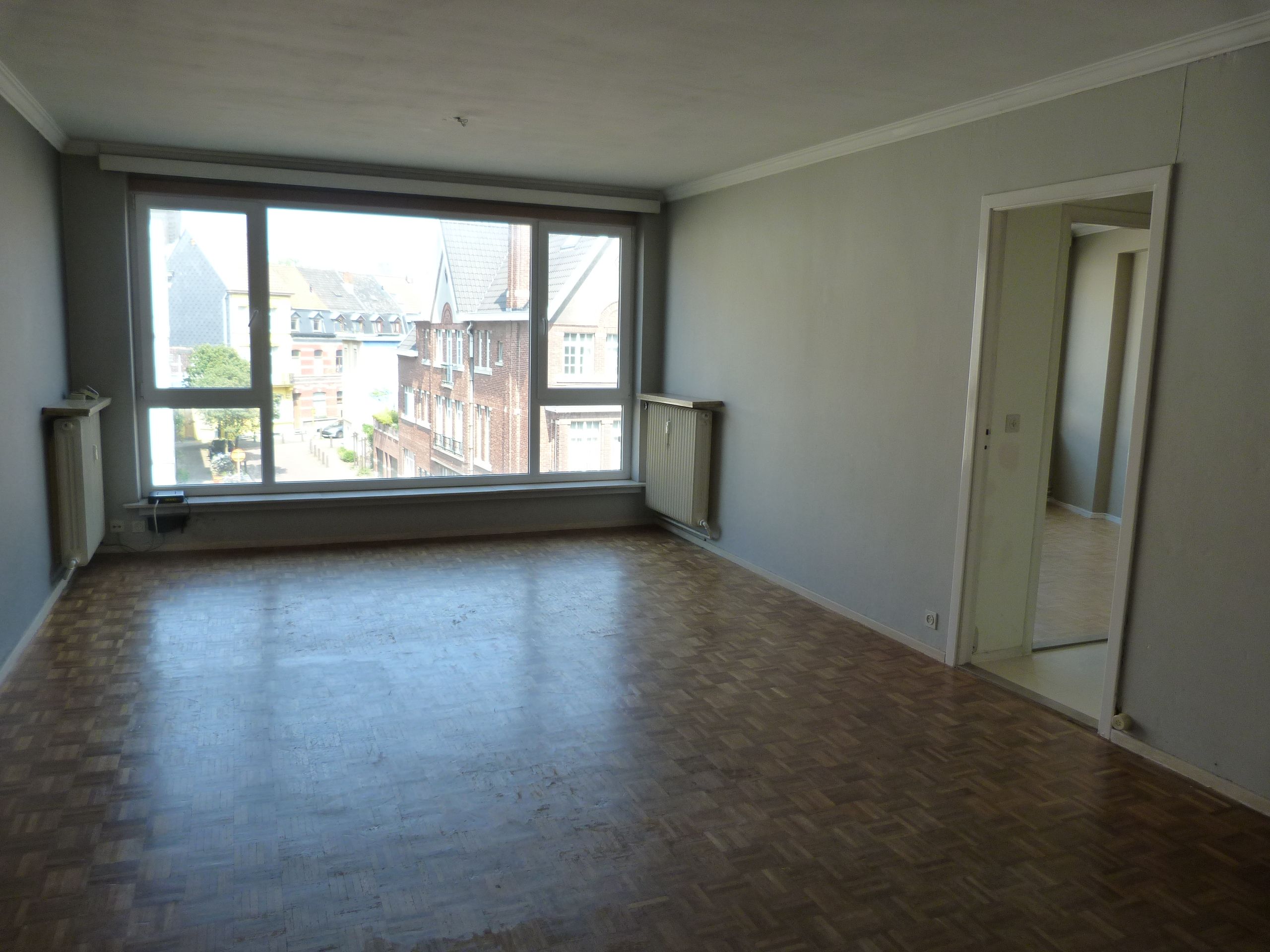 Groot, lichtrijk en gerenoveerd appartement - foto 2