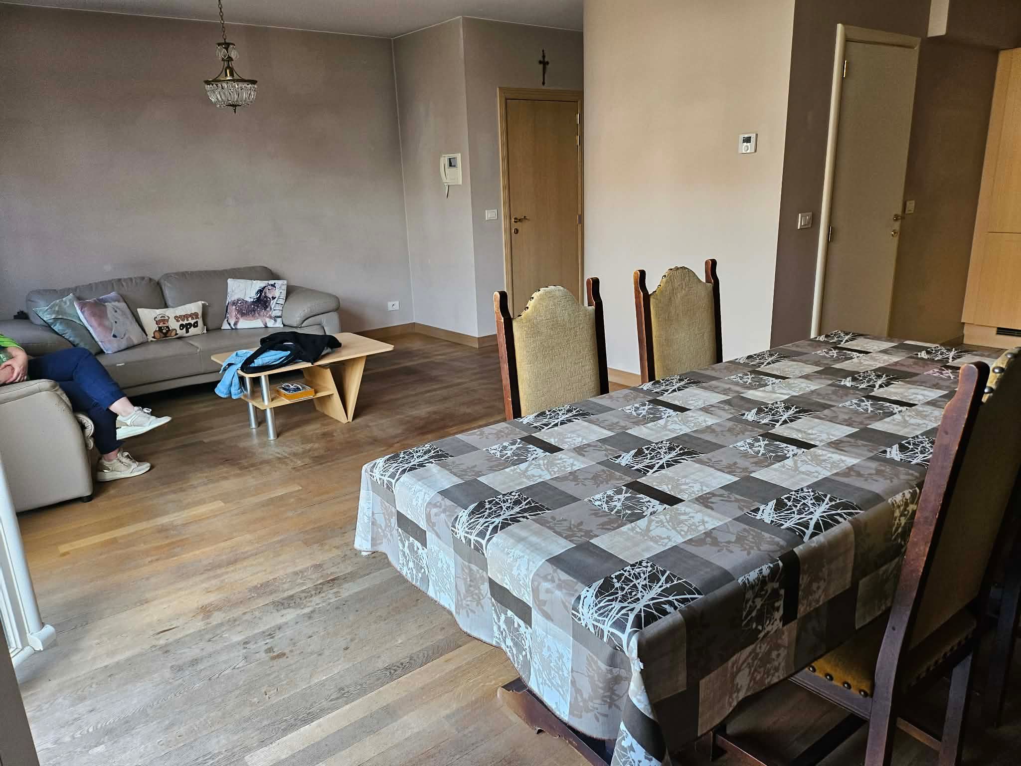 Goed gelegen gelijkvloers appartement met voortuintje, grote kelder en garage. - foto 2