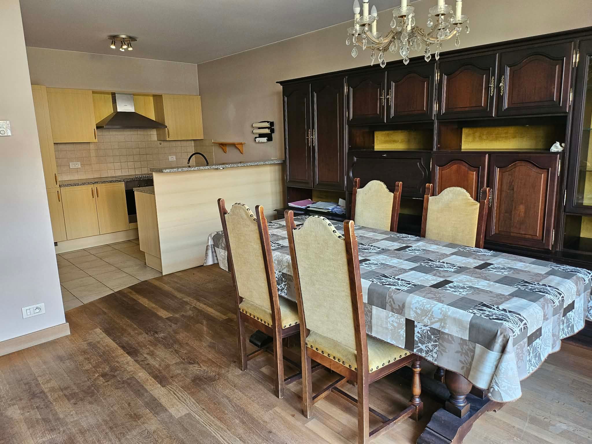 Goed gelegen gelijkvloers appartement met voortuintje, grote kelder en garage. - foto 3