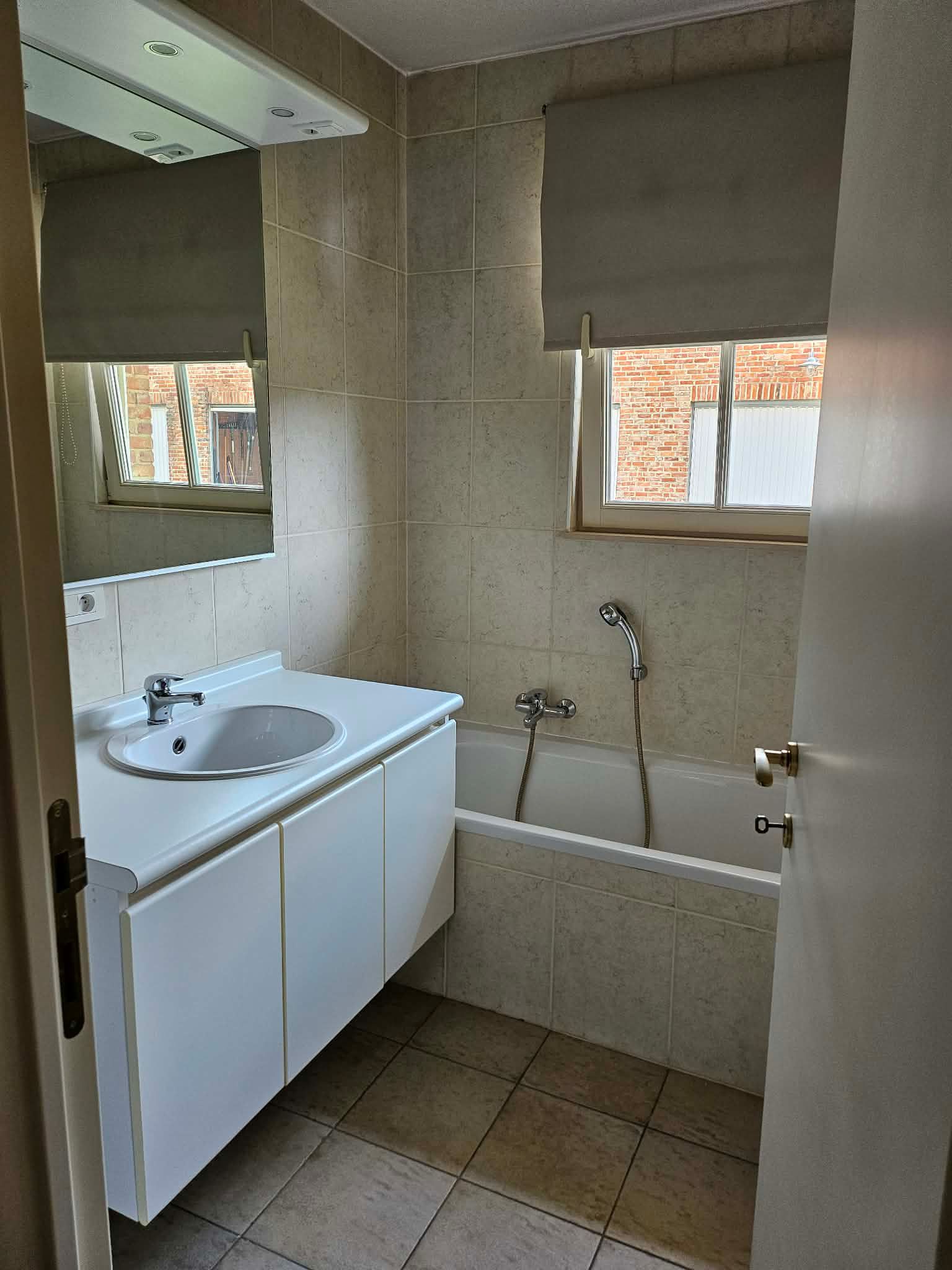 Goed gelegen gelijkvloers appartement met voortuintje, grote kelder en garage. - foto 5