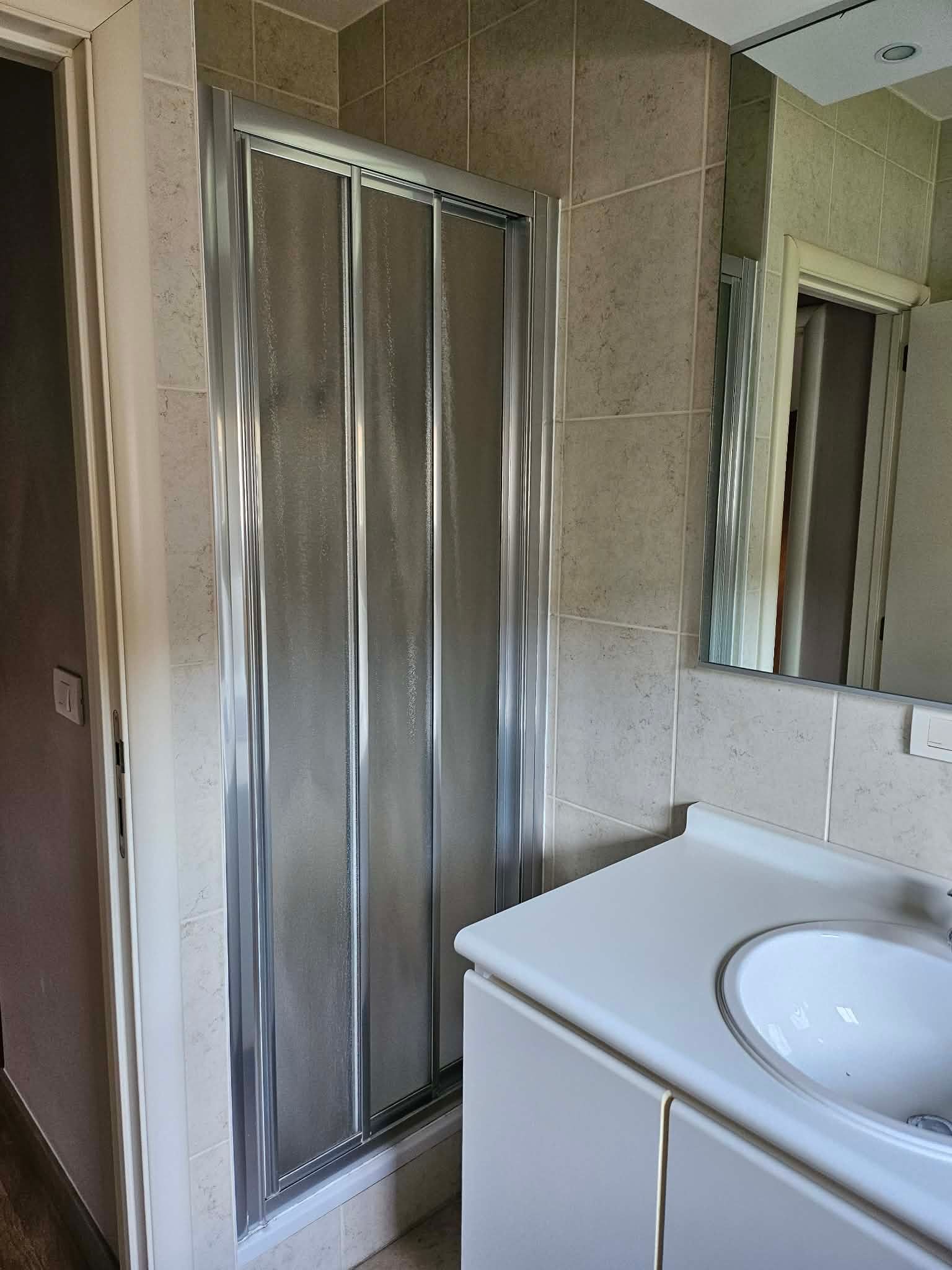 Goed gelegen gelijkvloers appartement met voortuintje, grote kelder en garage. - foto 6