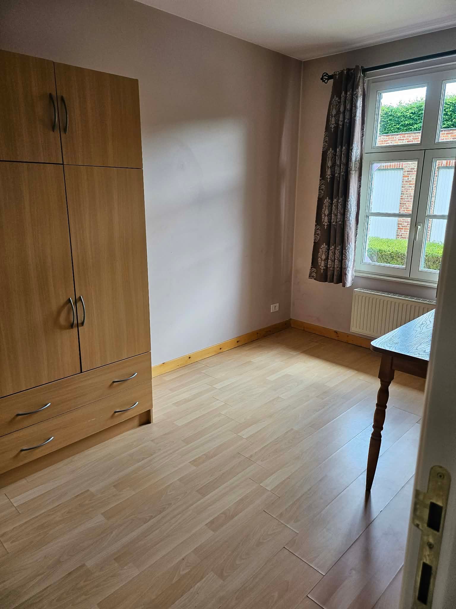 Goed gelegen gelijkvloers appartement met voortuintje, grote kelder en garage. - foto 8