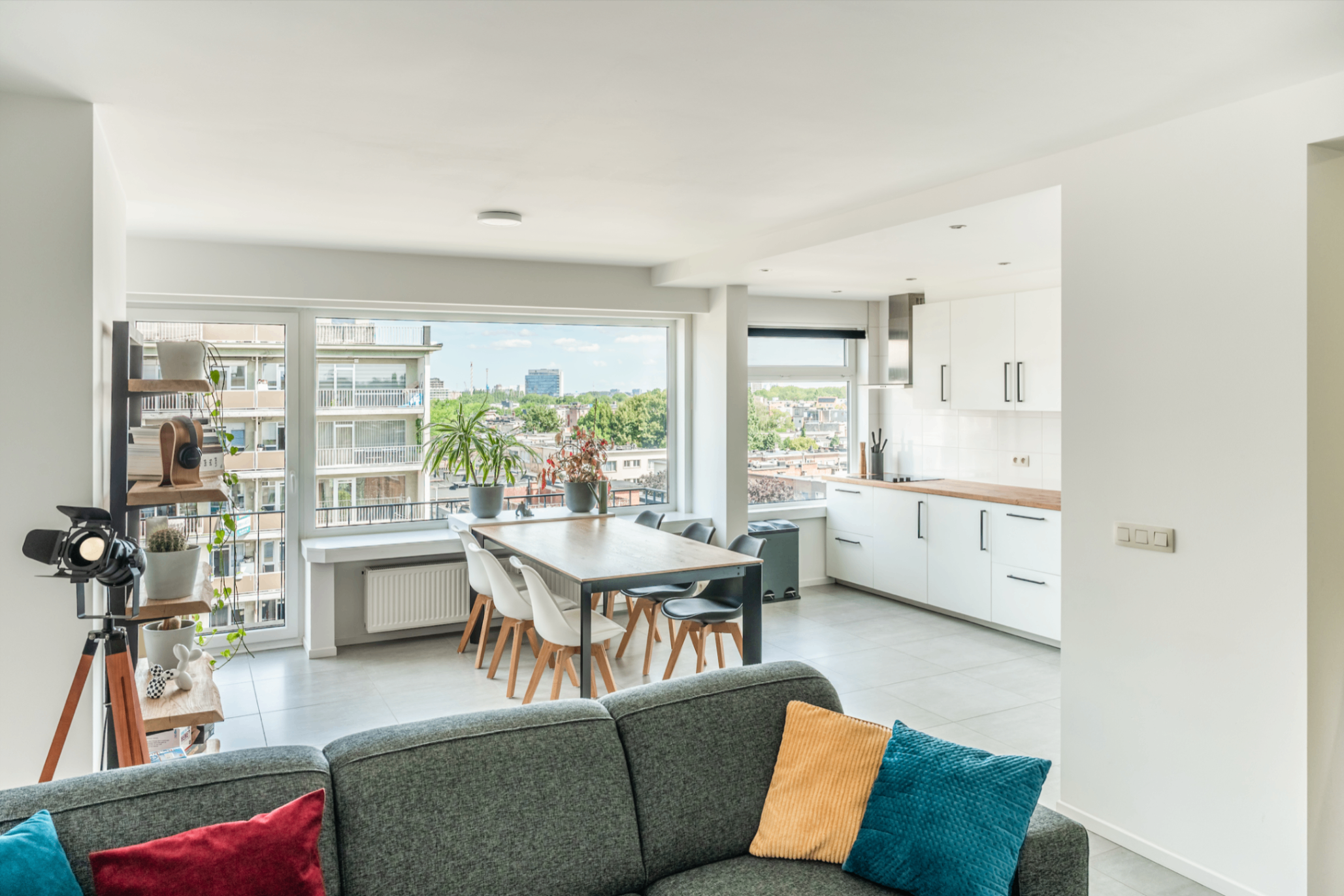 Volledig gerenoveerd, instapklaar 2-slaapkamerappartement met zonnig terras - foto 2
