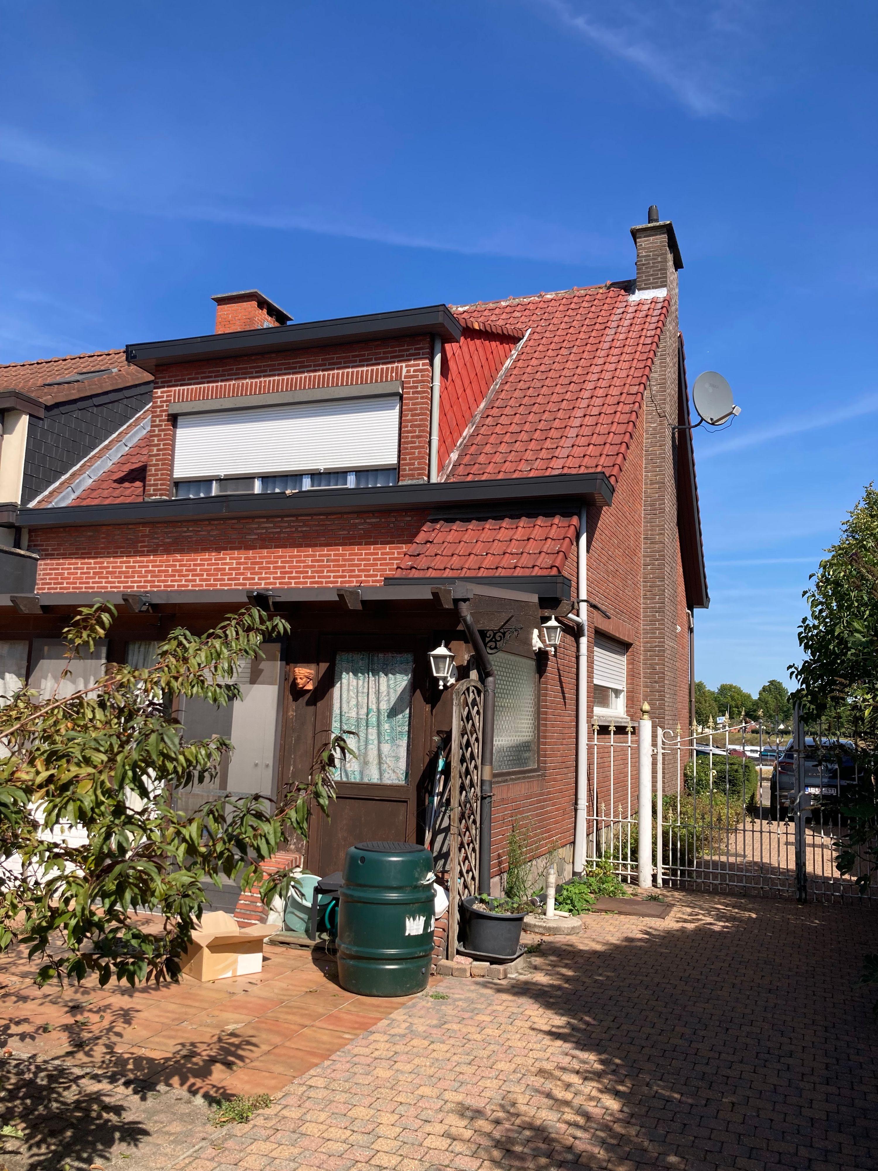 Halfopen gezinswoning met unieke ligging langs het kanaal - foto 2