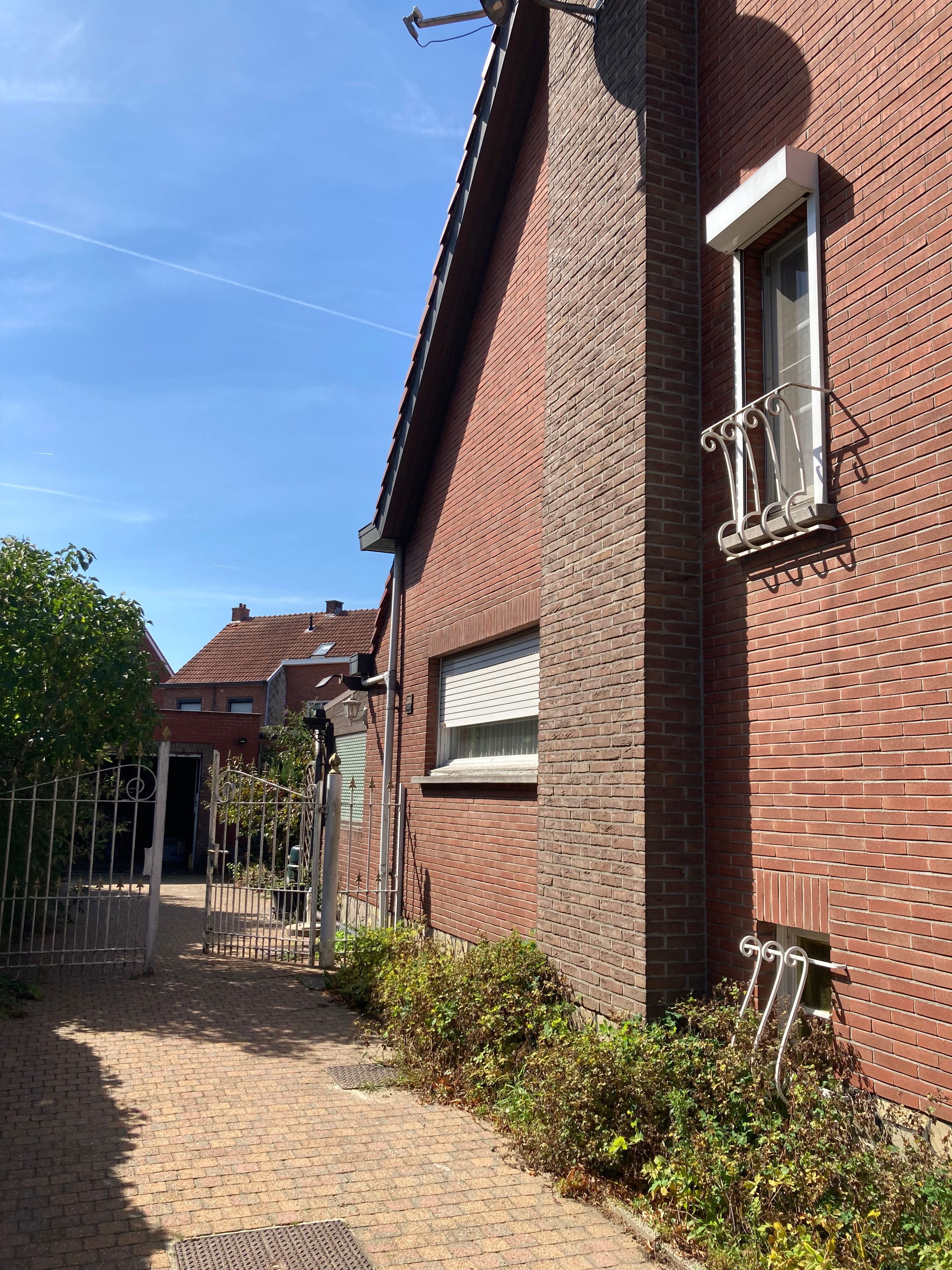 Halfopen gezinswoning met unieke ligging langs het kanaal - foto 3